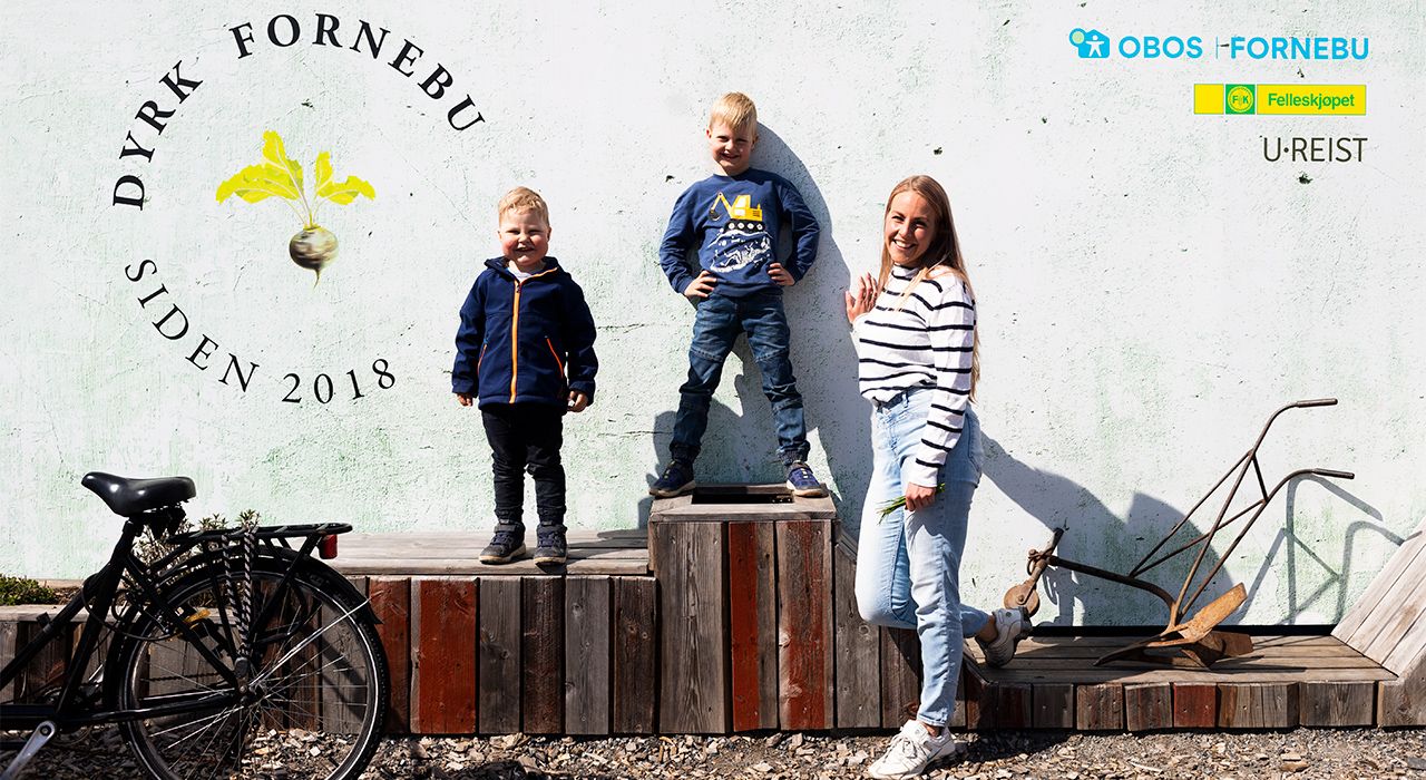 Foto som viser to barn og en dame på Fornebu