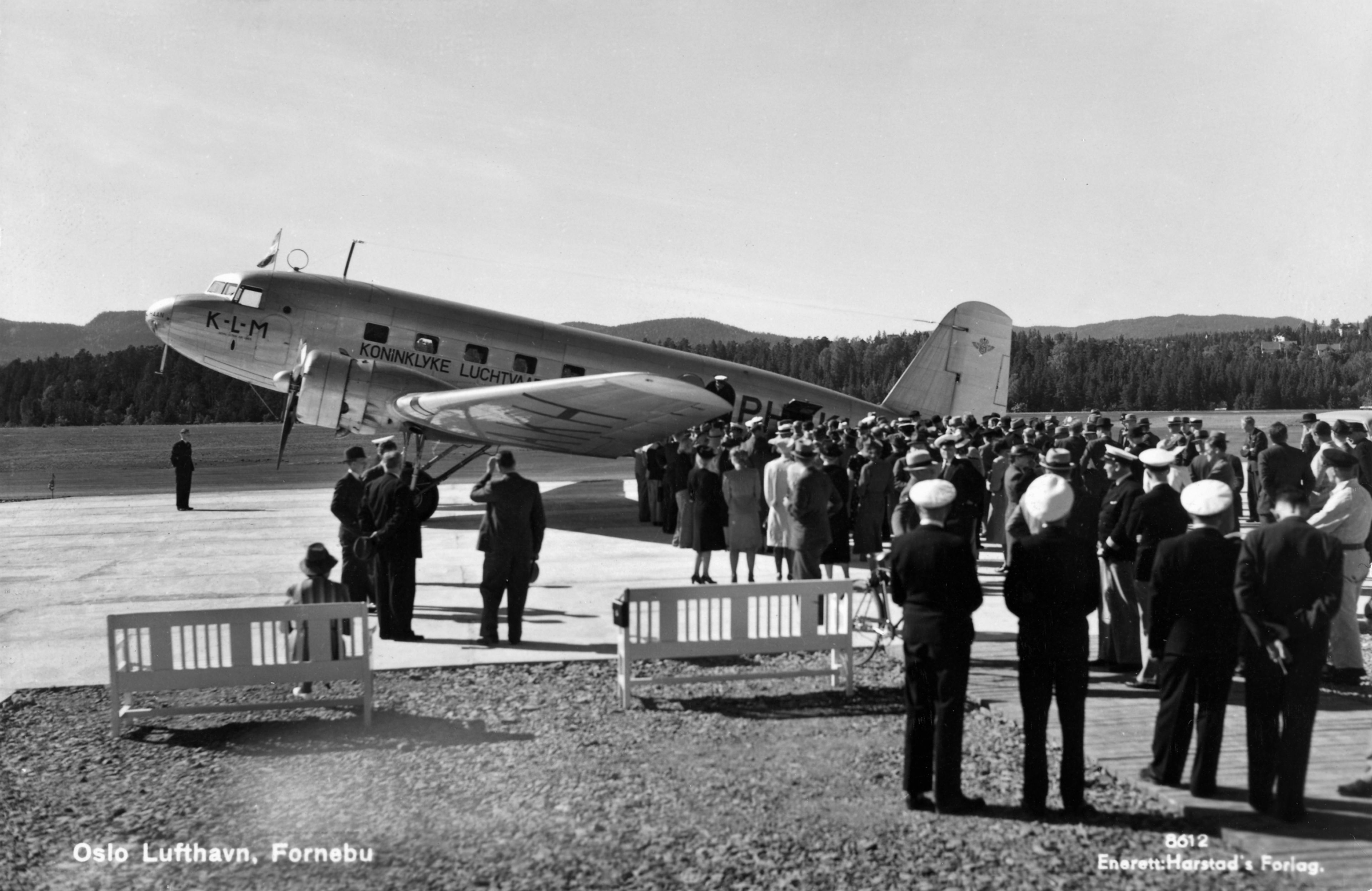 Sort/hvitt bilde av fly på rullebane på Fornebu flyplass.