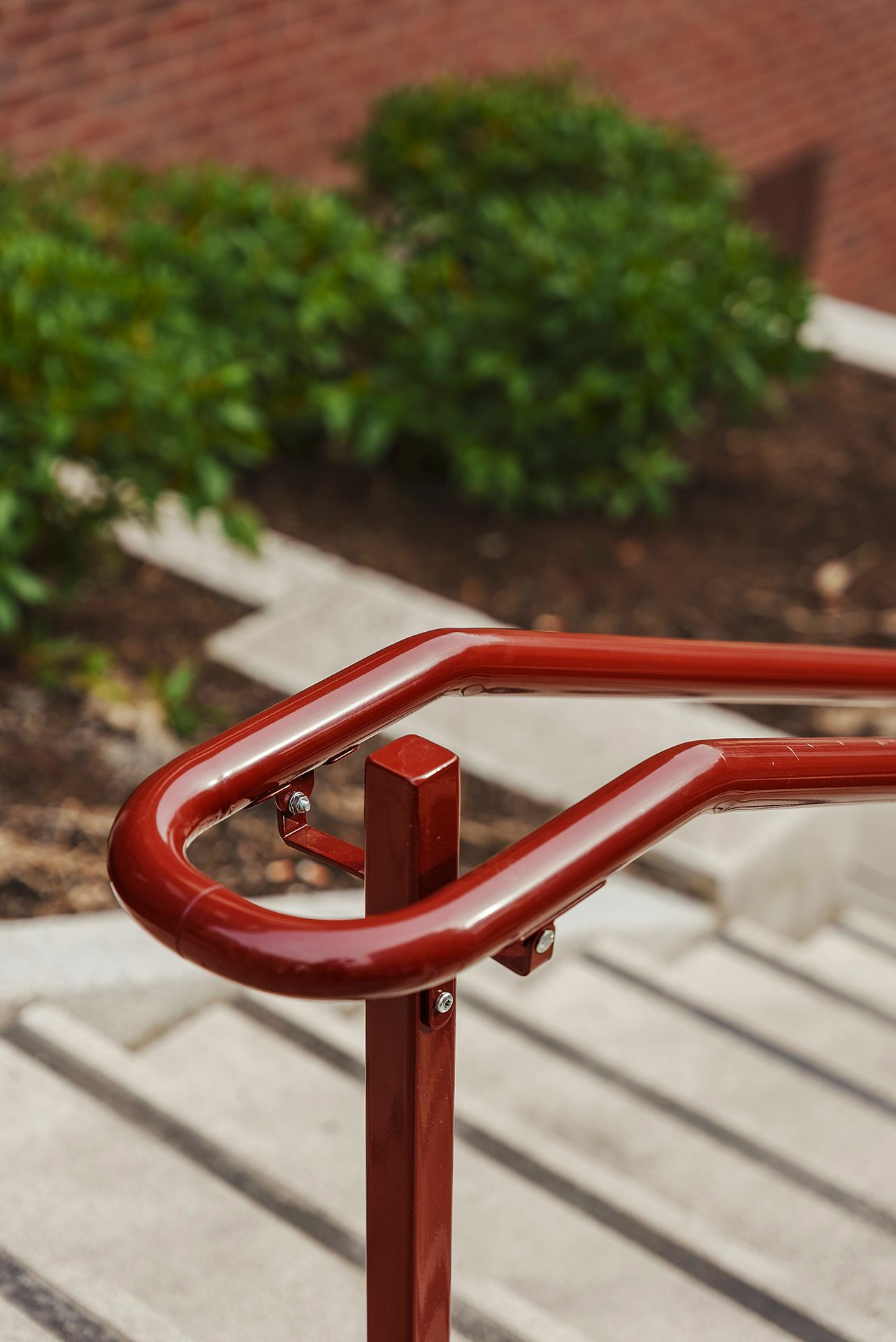 Detaljbilde av et rødt rekkverk i en trapp