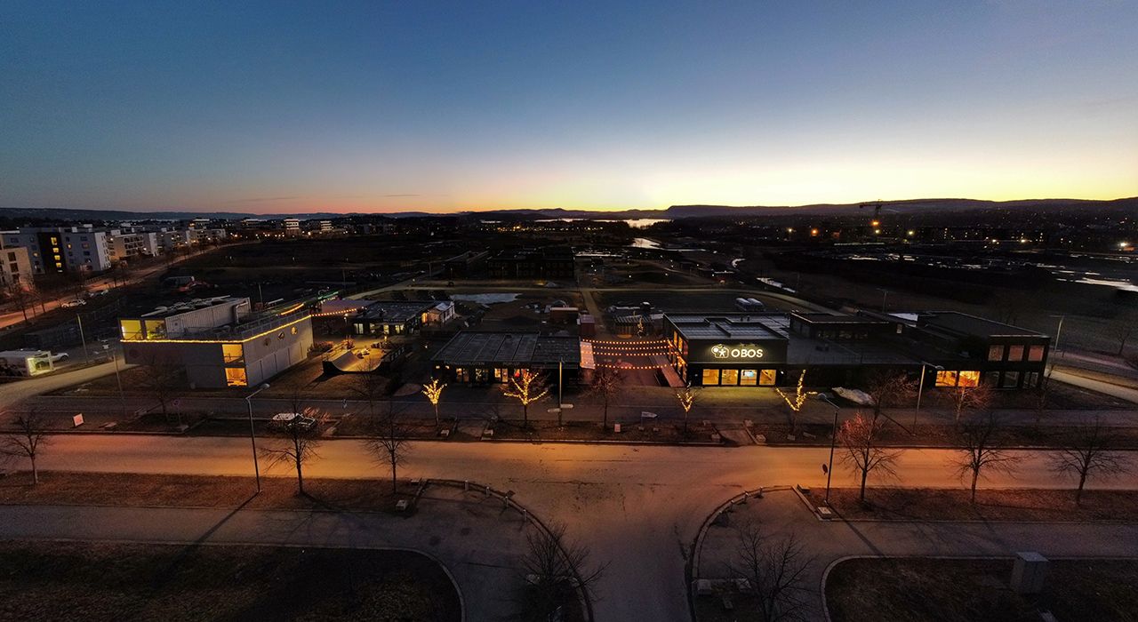 OBOS Fornebu med visningssenter på kveldstid.