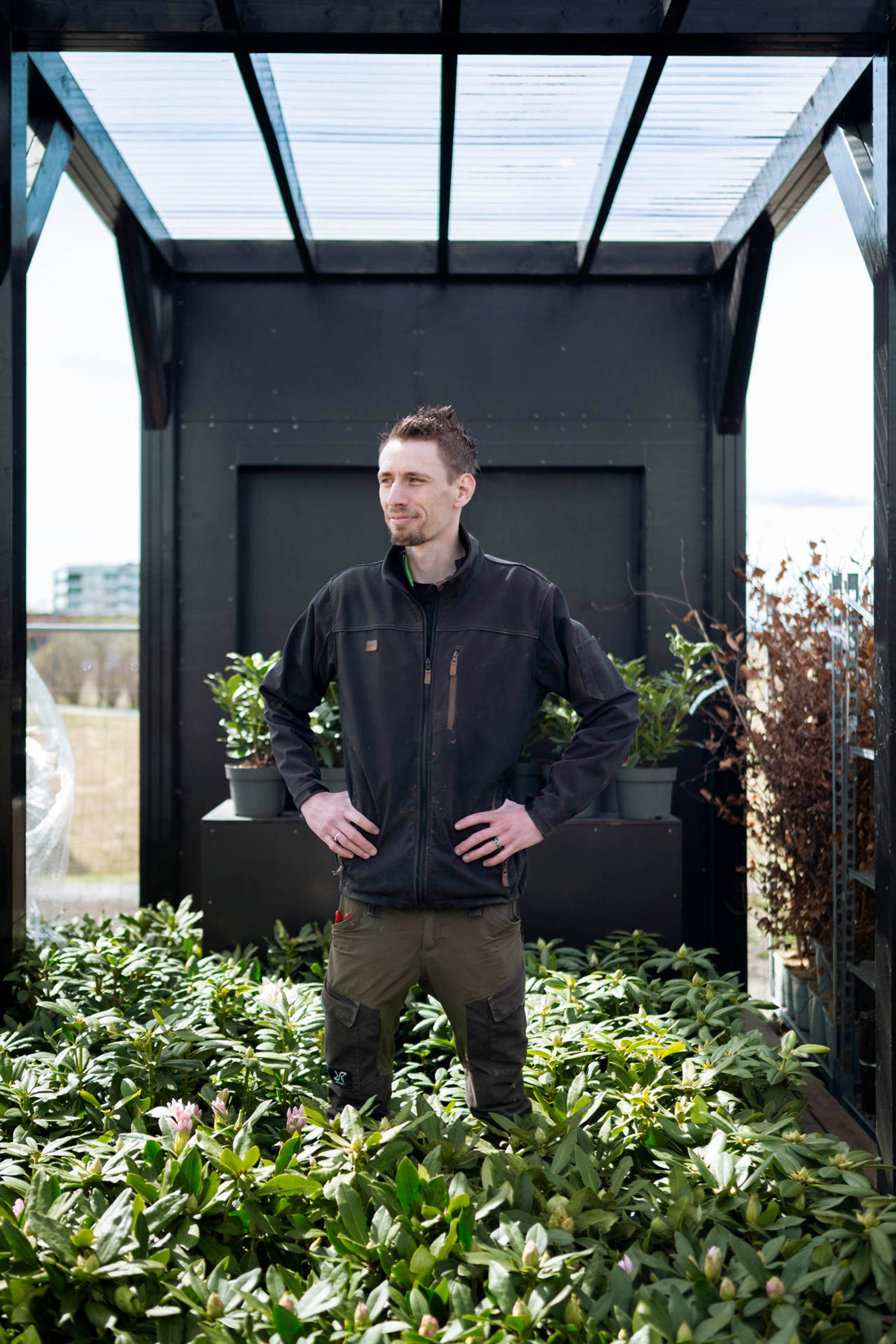 Gartneren Mathias Gjerdrum står i plantebed