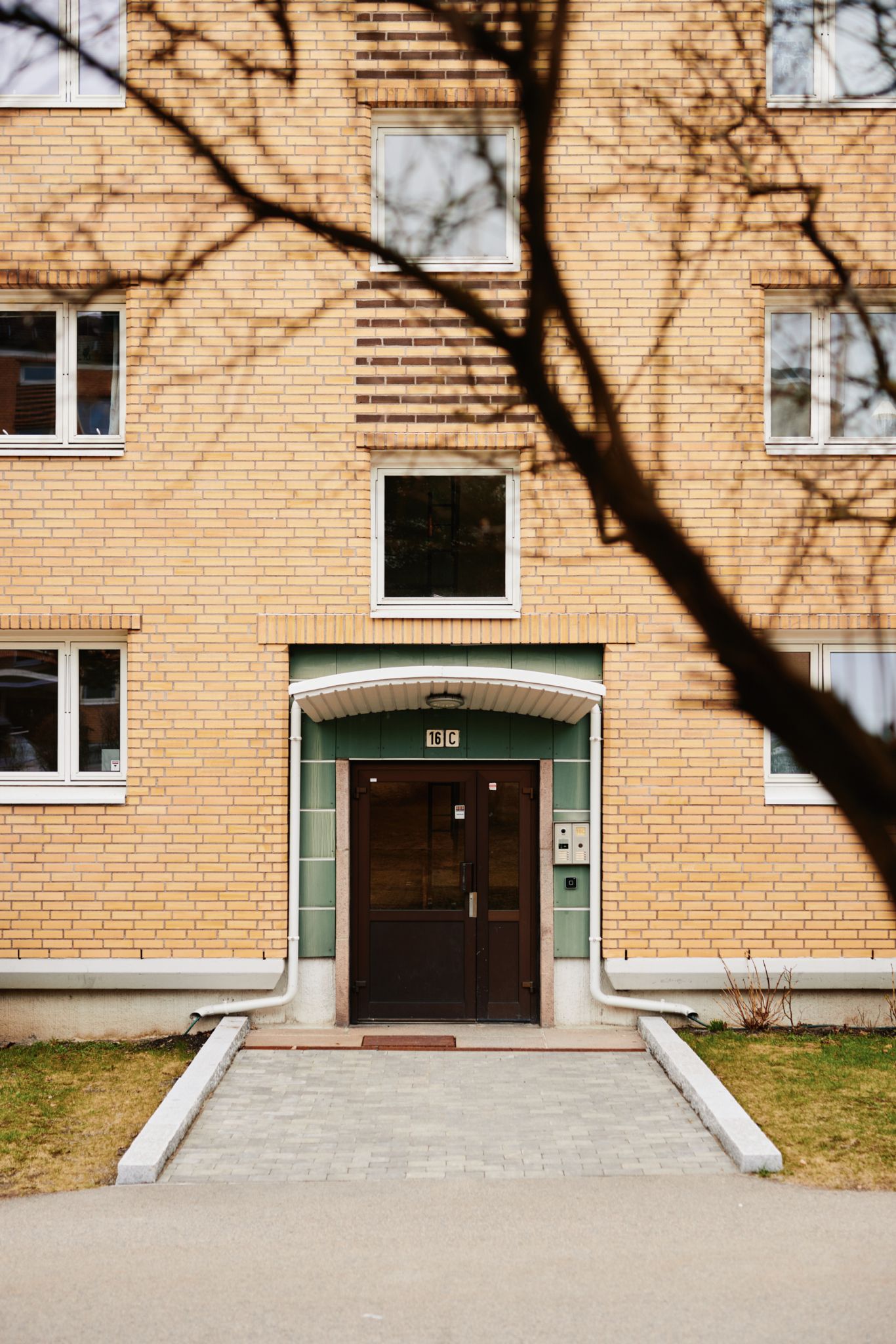 Foto av ett av inngangspartiene til Etterstad Vest borettslag.