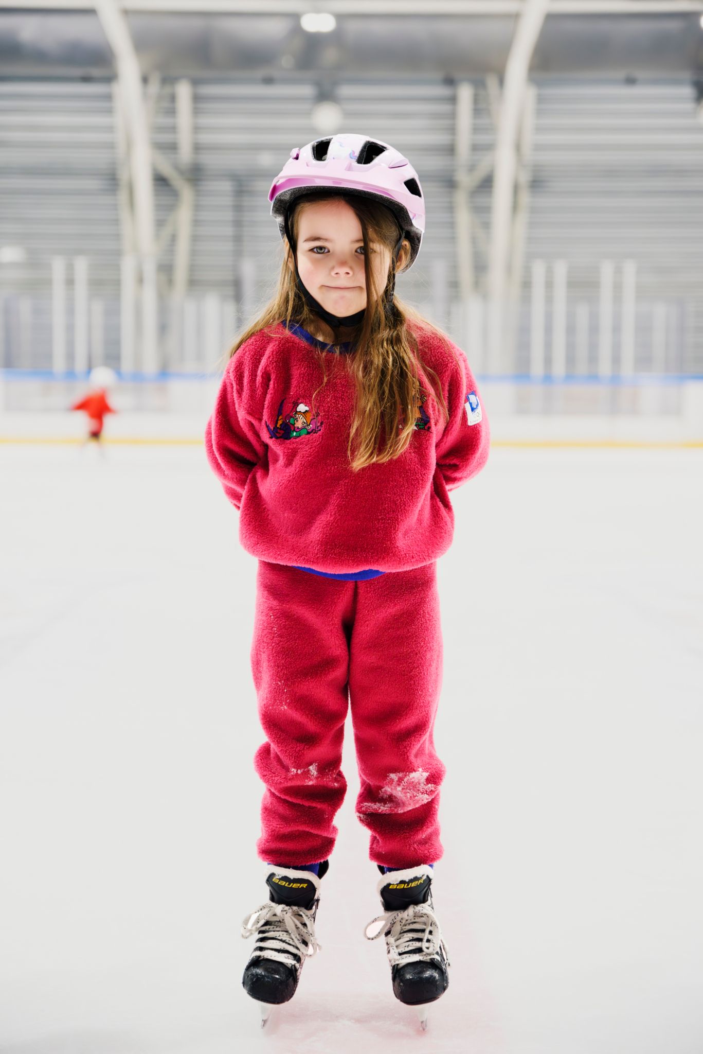 Foto av ei lita jente på isen.