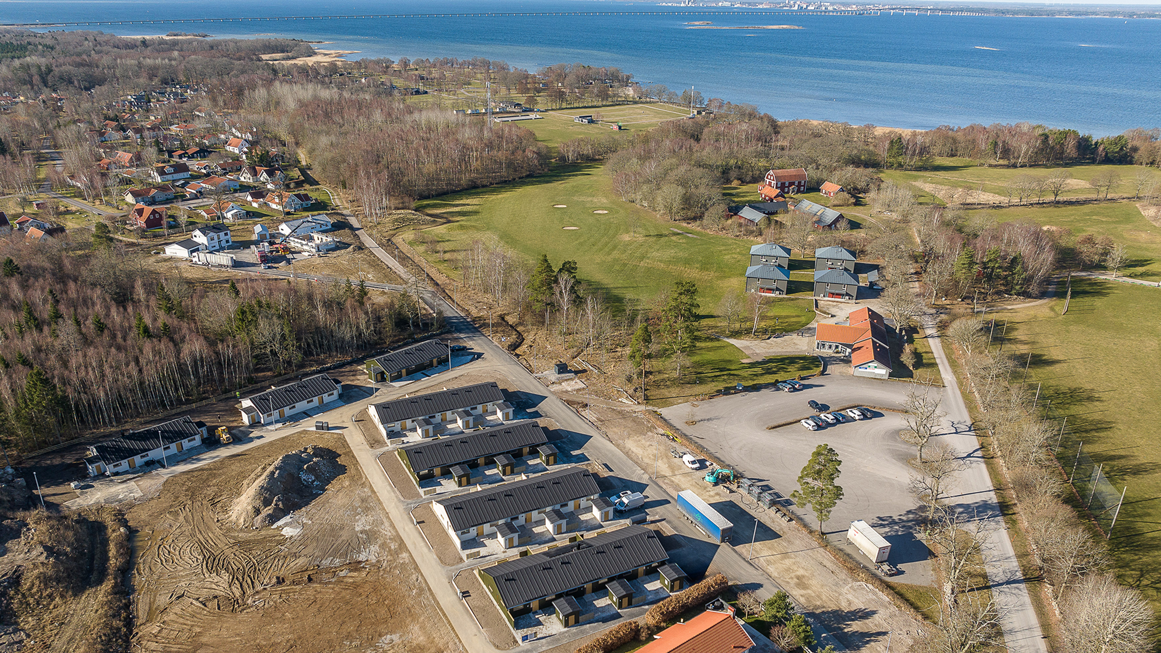 Drönarbild över Brf Golfrundan i Saxnäs med havsutsikt