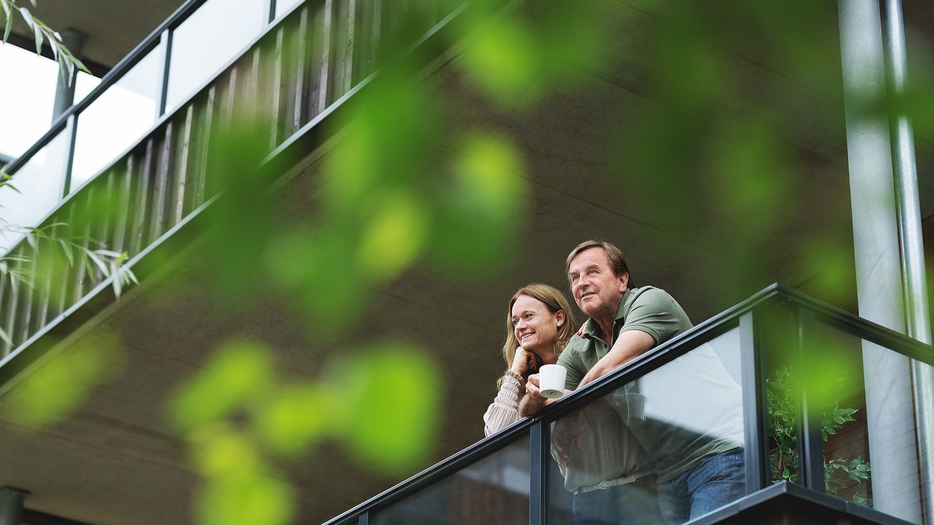Man och kvinna på balkong