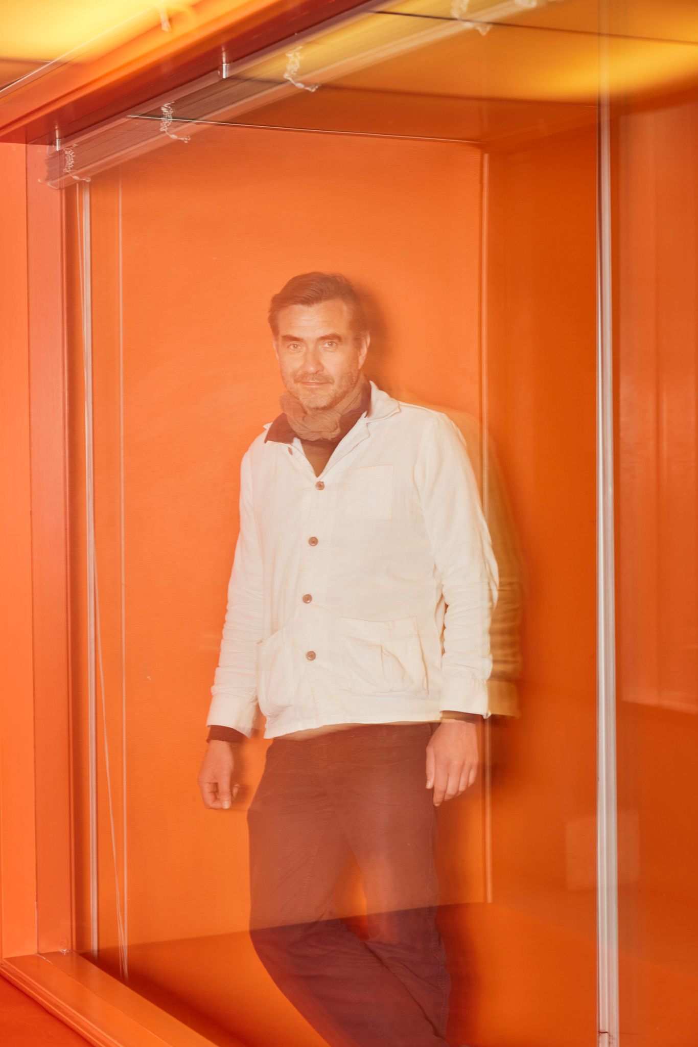 Portrett av Espen Surnevik gjennom et vindu inne på AHO.