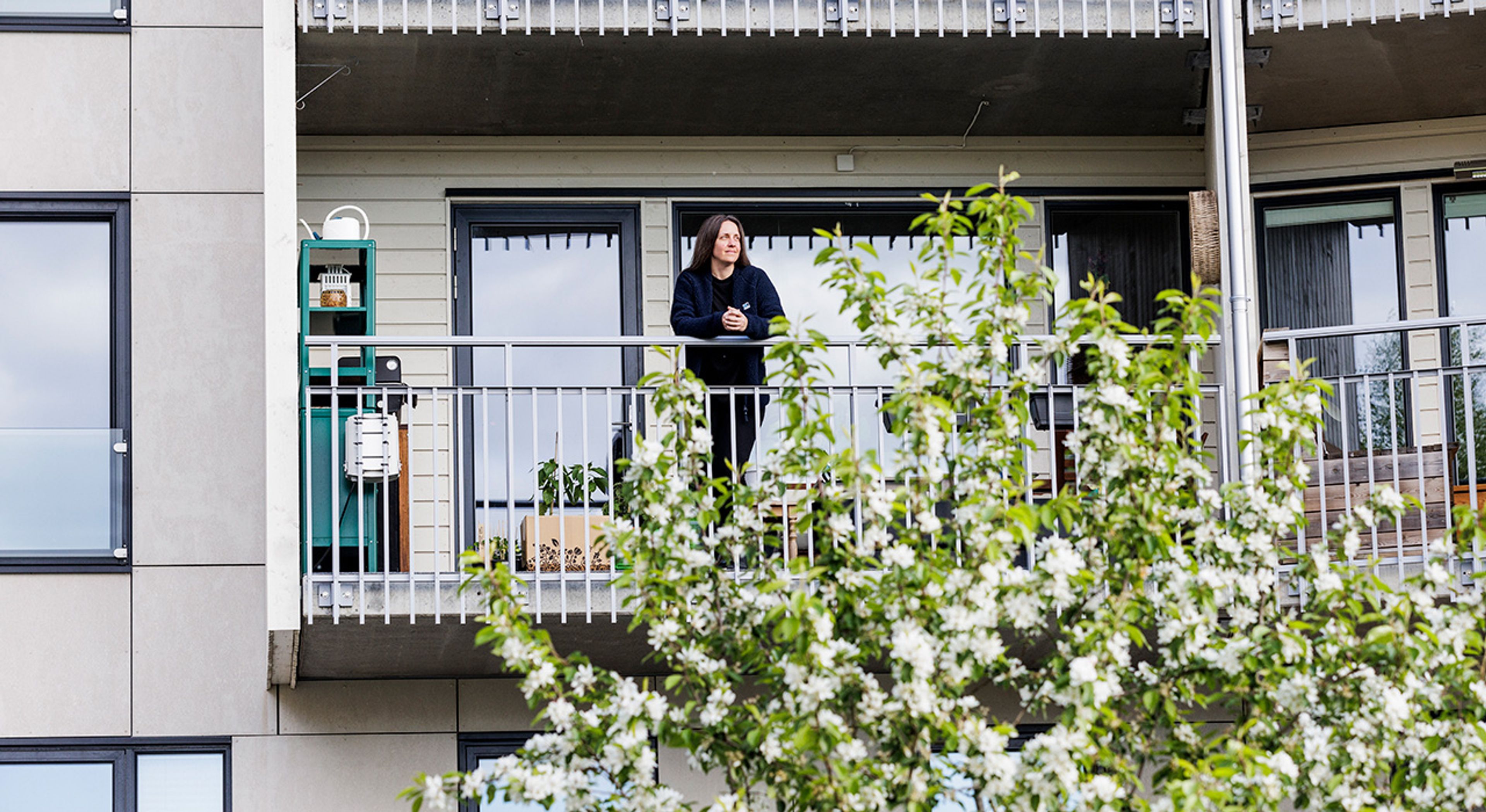 Styreleder i sameiet Årvolltoppen stående på balkong