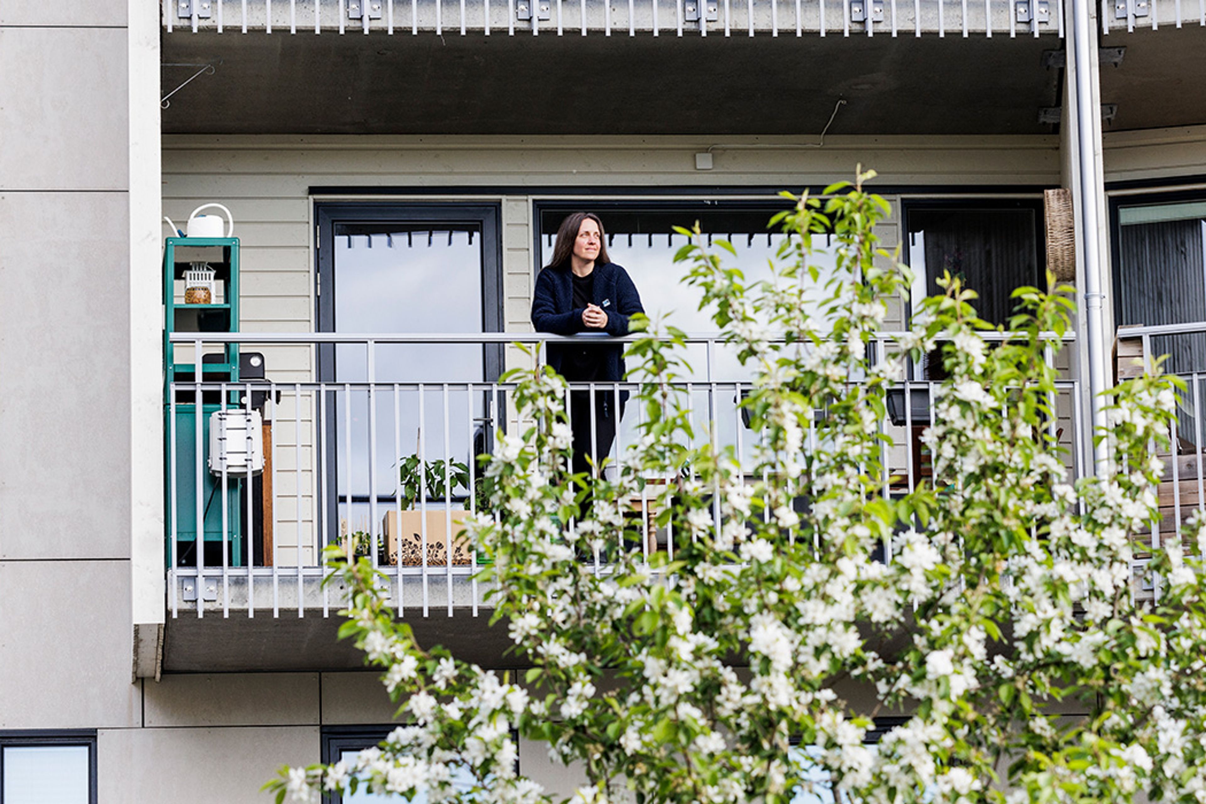 Styreleder i sameiet Årvolltoppen stående på balkong