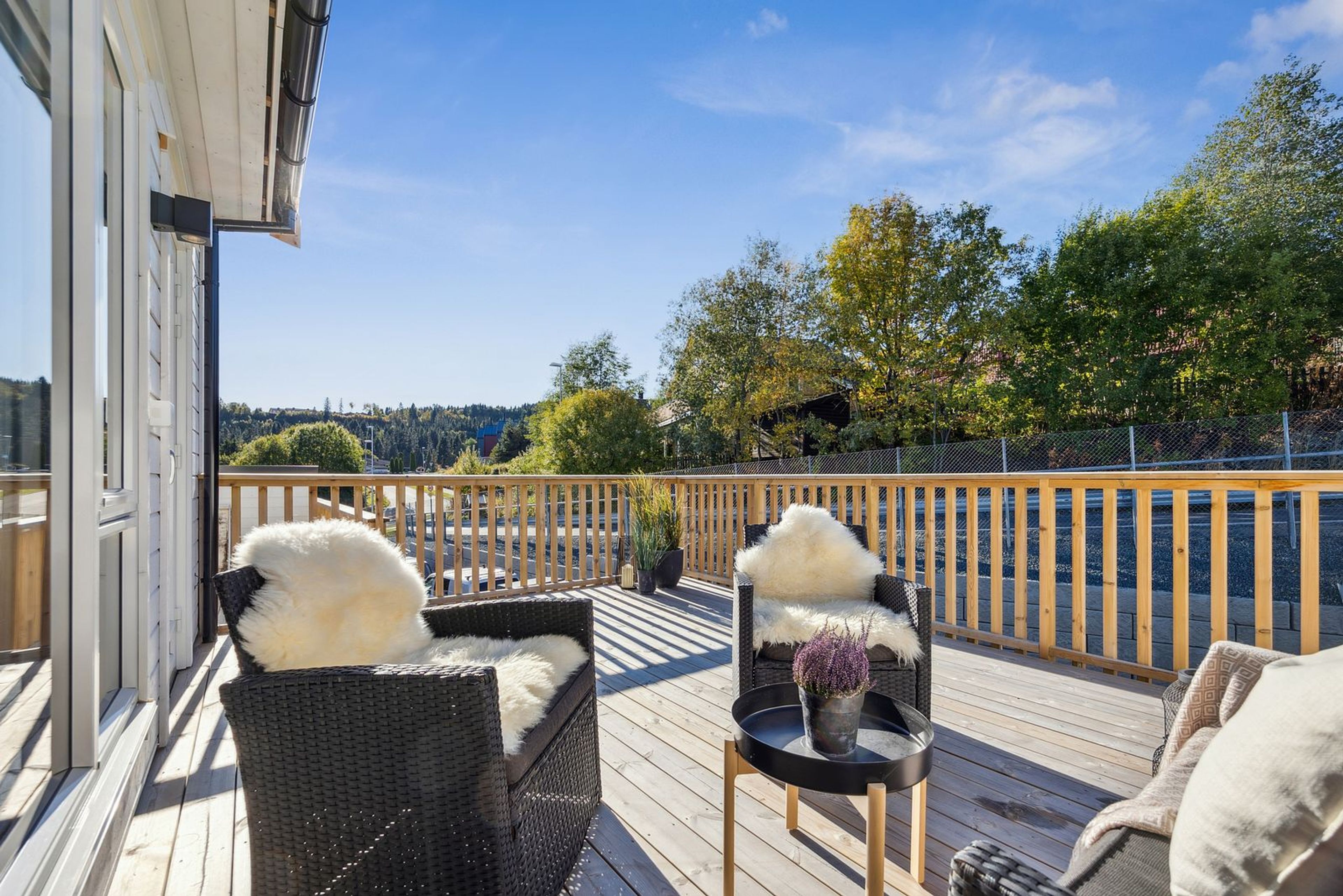 Bilde av terrasse med utemøbler og solskinn i rekkehus i Hovedhuset, i Nedre Stavsetvegen 46.