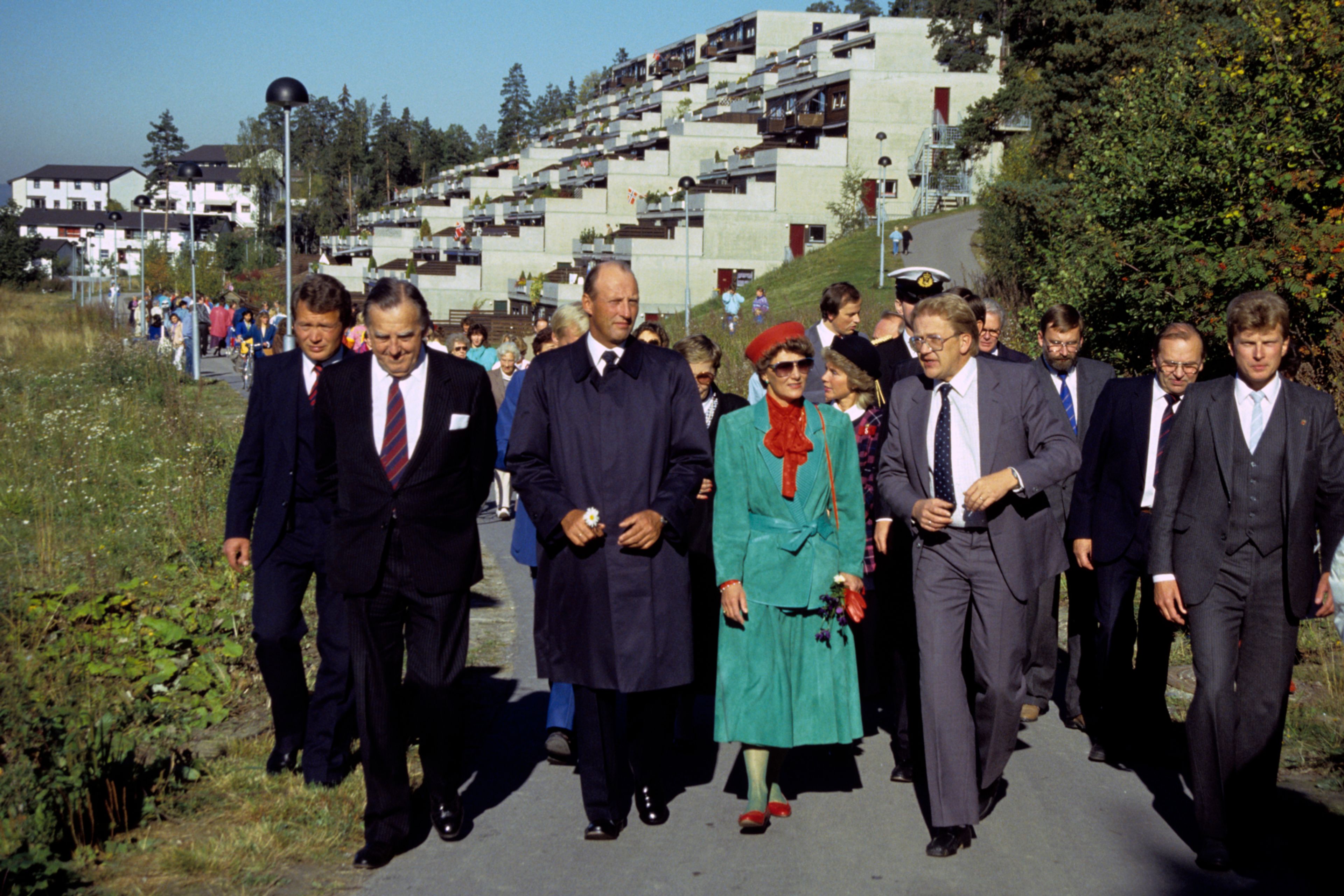 Historisk bilde av kronprinsparet på besøk på Holmlia.