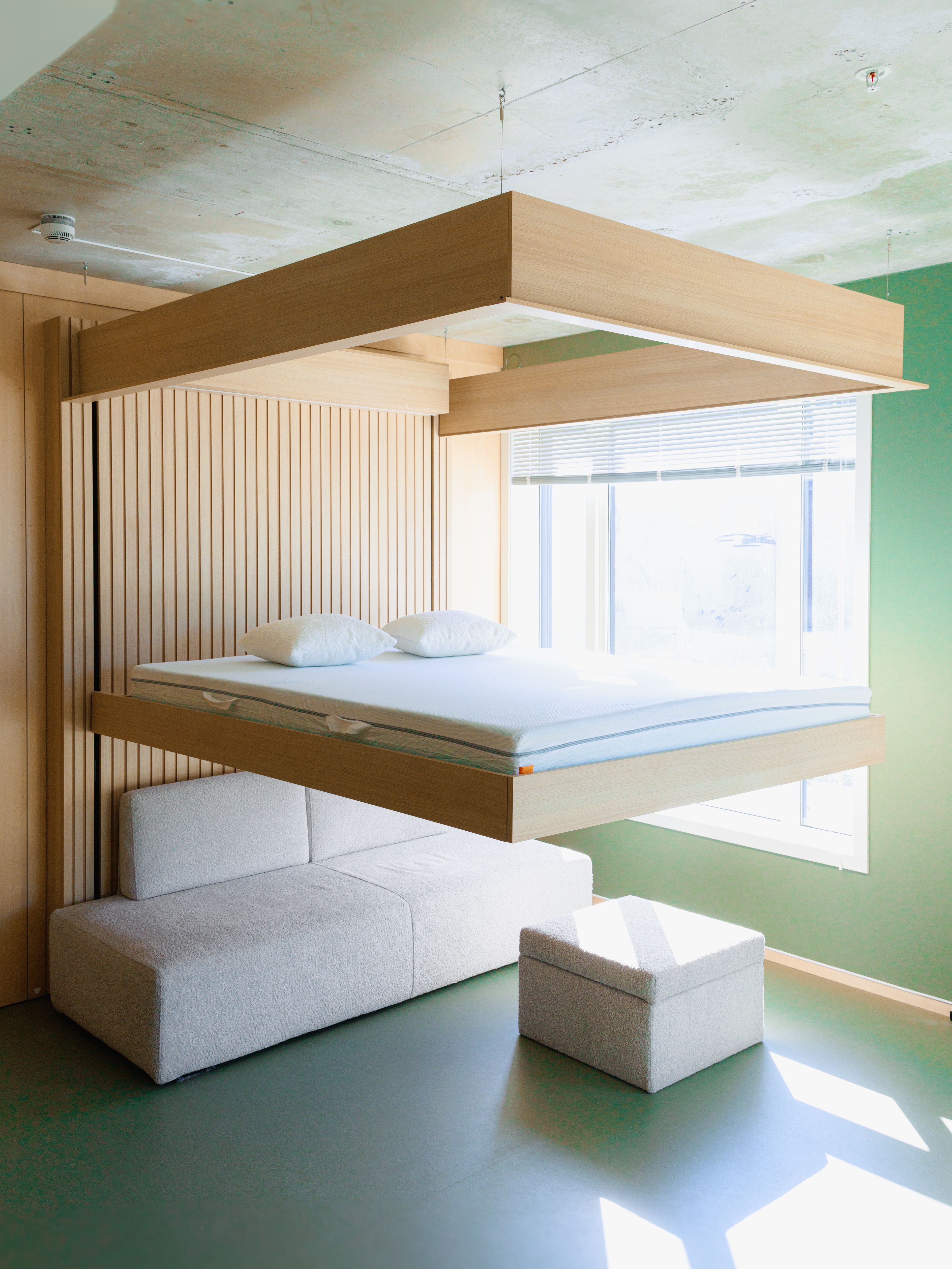 En multifunksjonell seng som kan heises opp og ned.