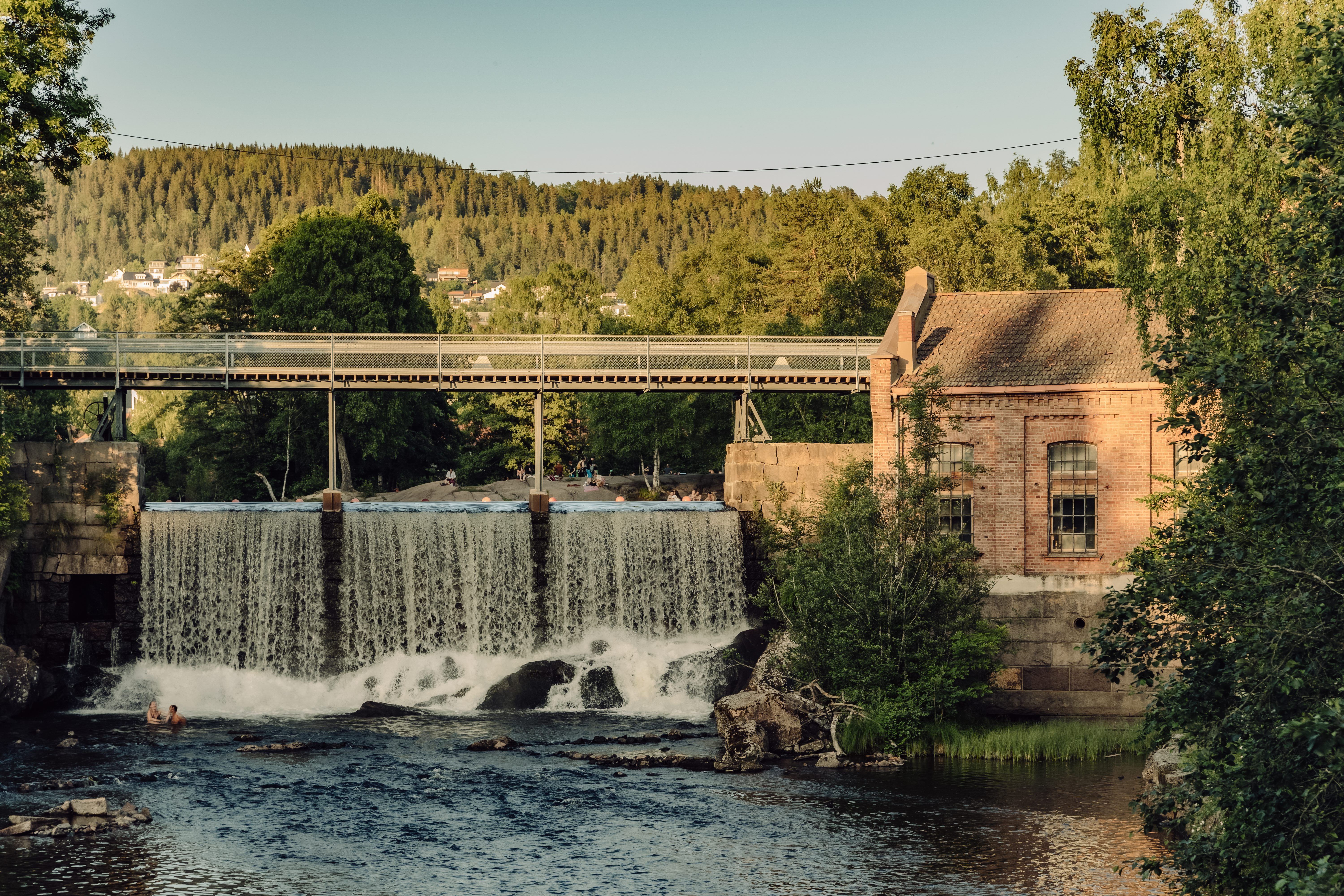 Demning i Akerselva på Frysja på sommeren.