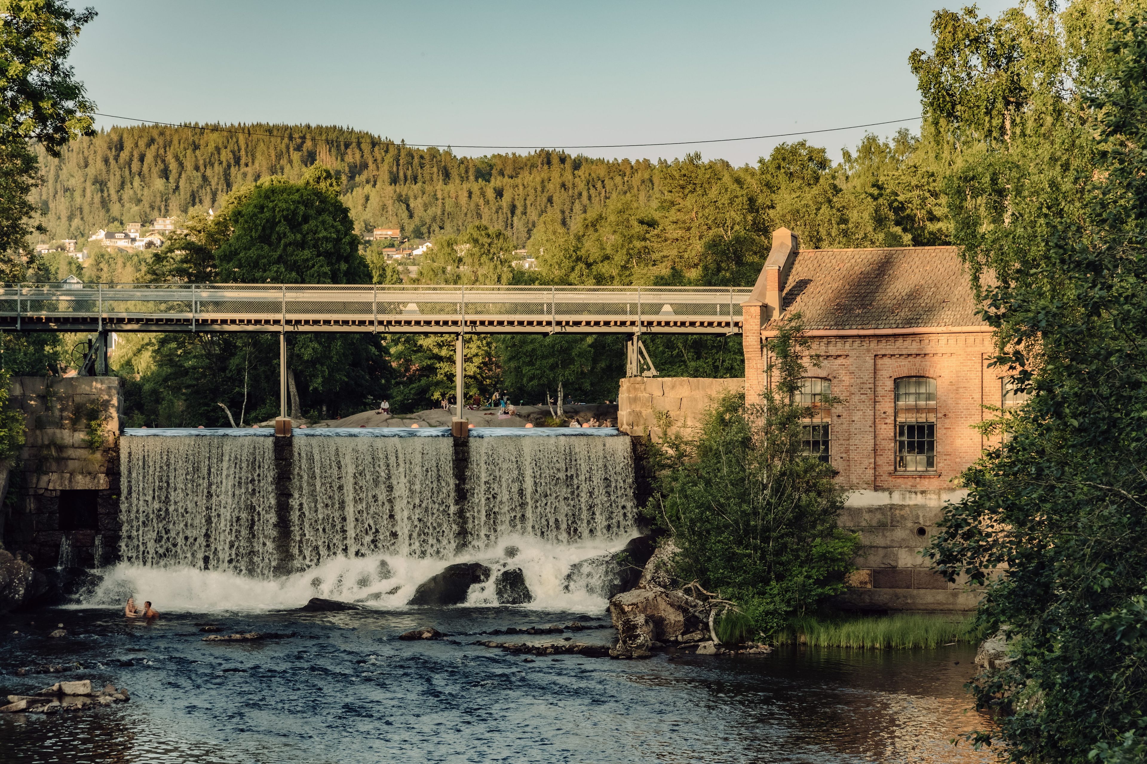 Demning i Akerselva på Frysja på sommeren.