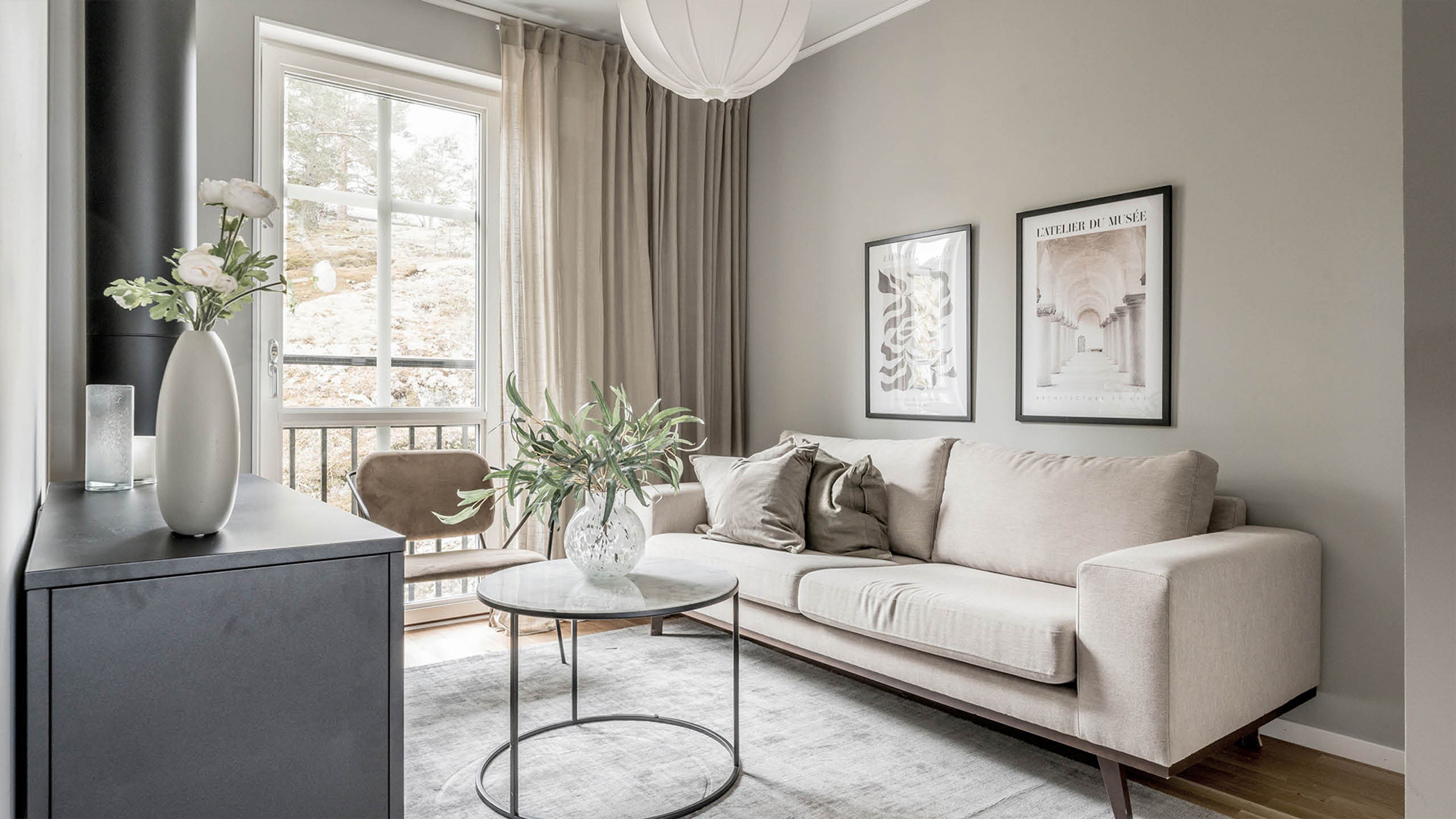 Bild: Sällskapsrum med soffa.