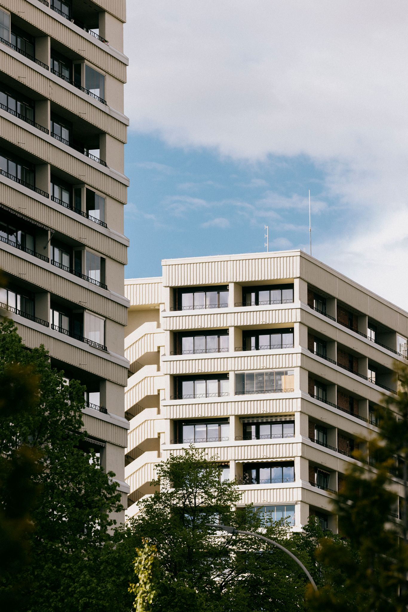 To blokker på Tveita med trær i forgrunnen.
