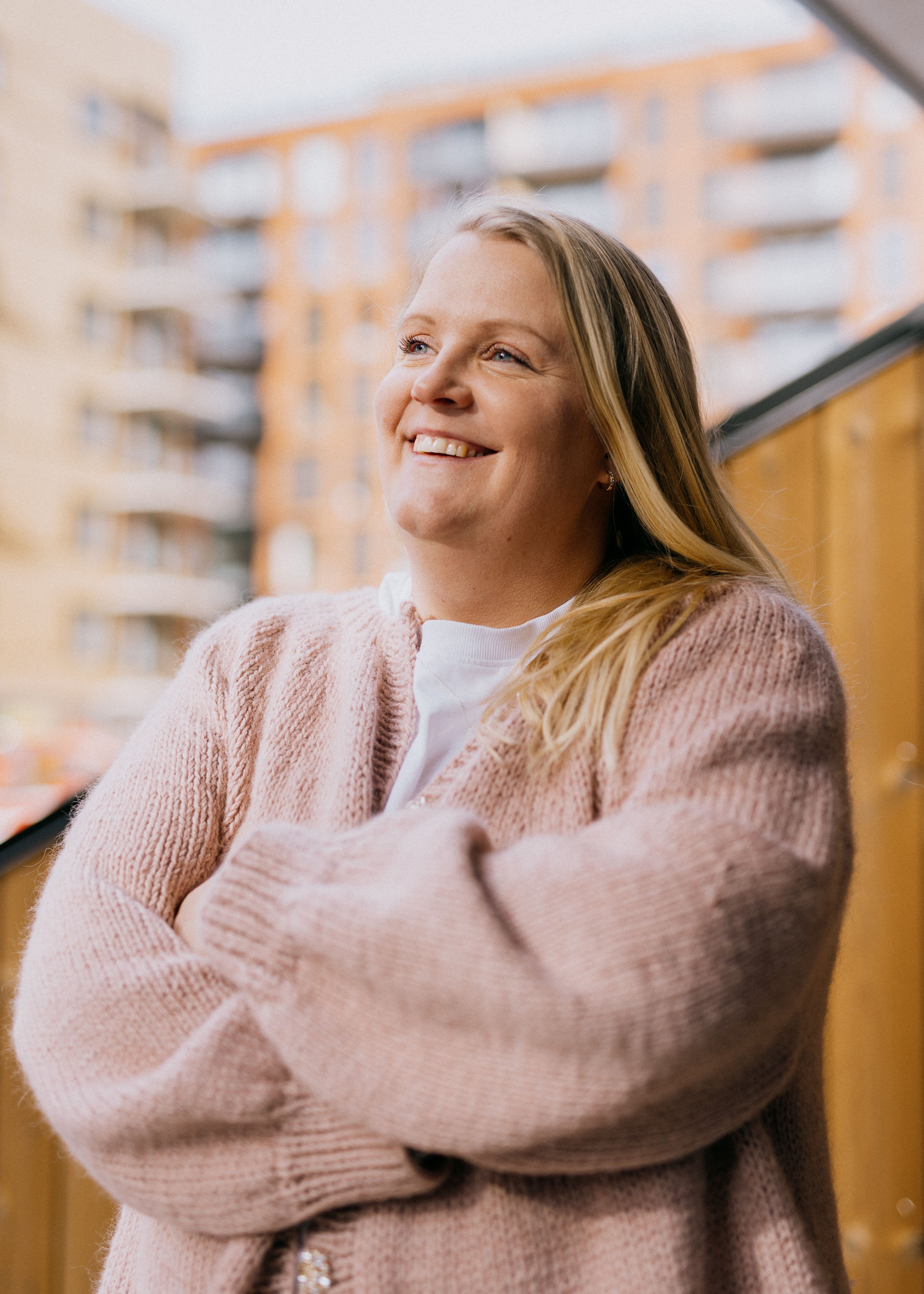 Portrettbilde av Josefin som smiler og ser utover.