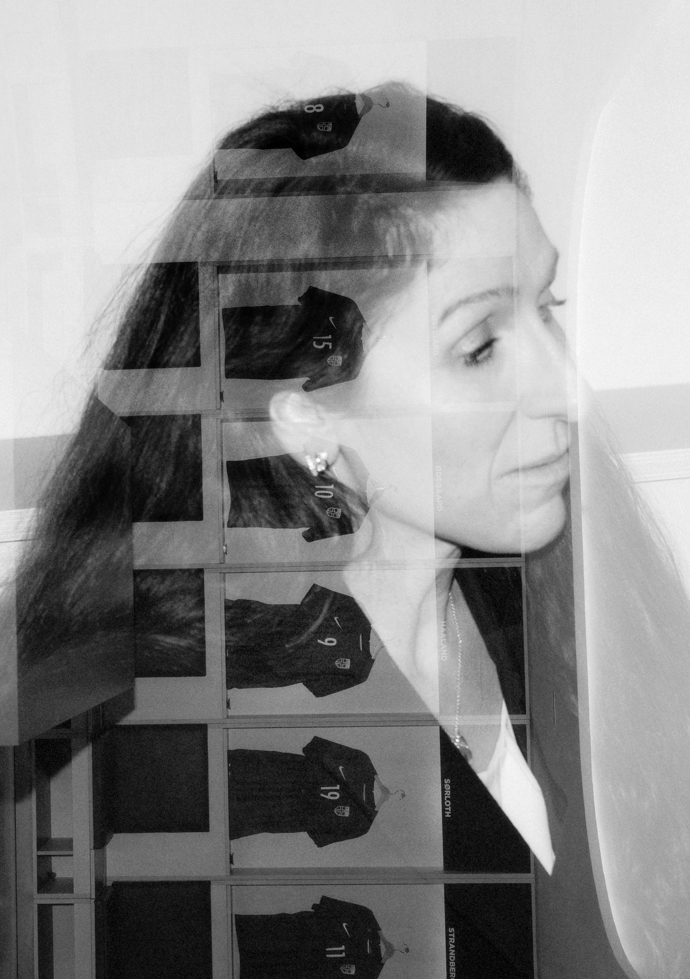 Dobbelteksponert foto av Lise Klaveness og drakter som henger i herregarderoben på Ullevaal Stadion.