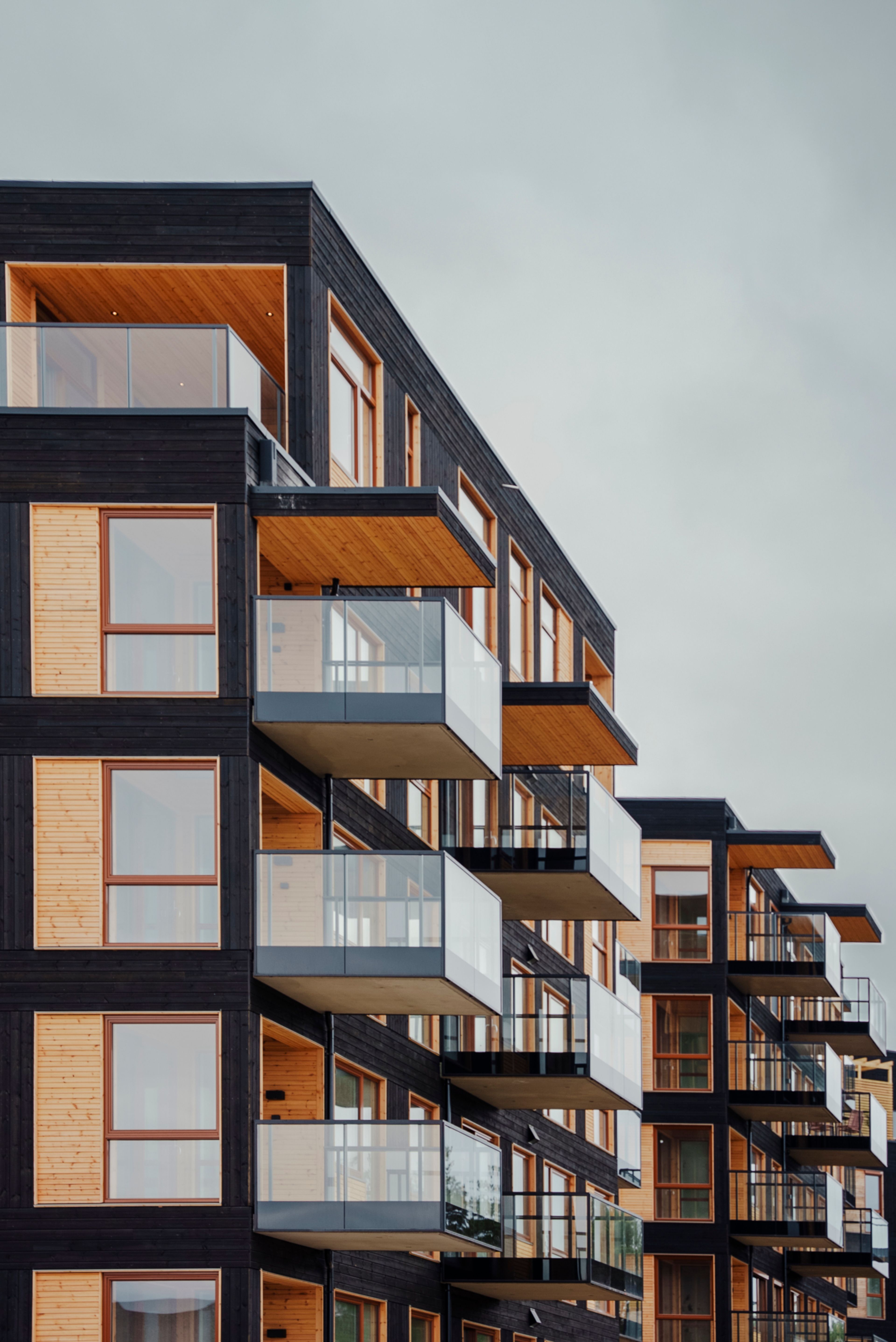 Fasaden til boligprosjektet Furukrona med balkonger.