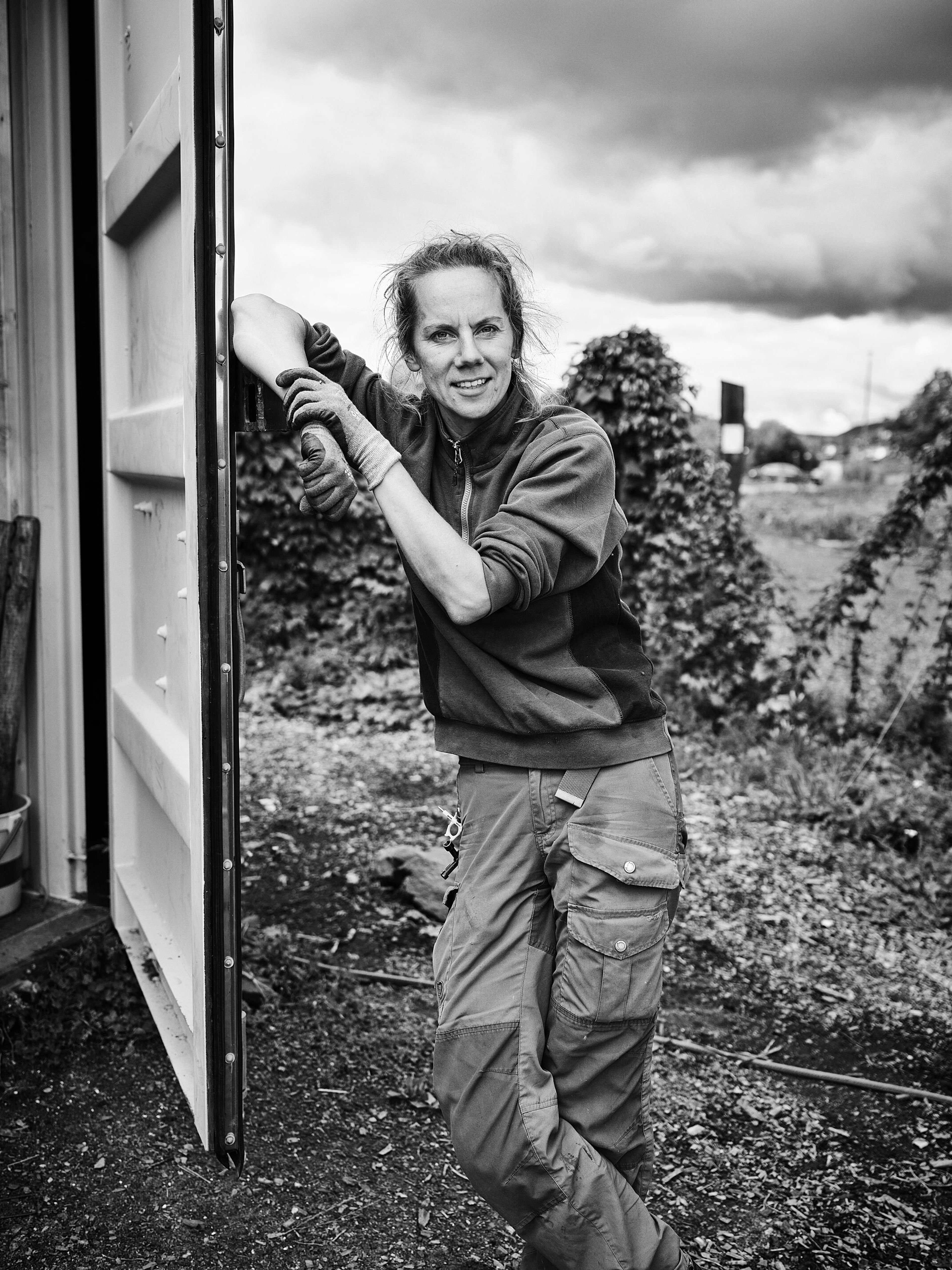 Anna Karlsson fra U.Reist lener seg mot en dør. Hun er kledd for dyrkingen.