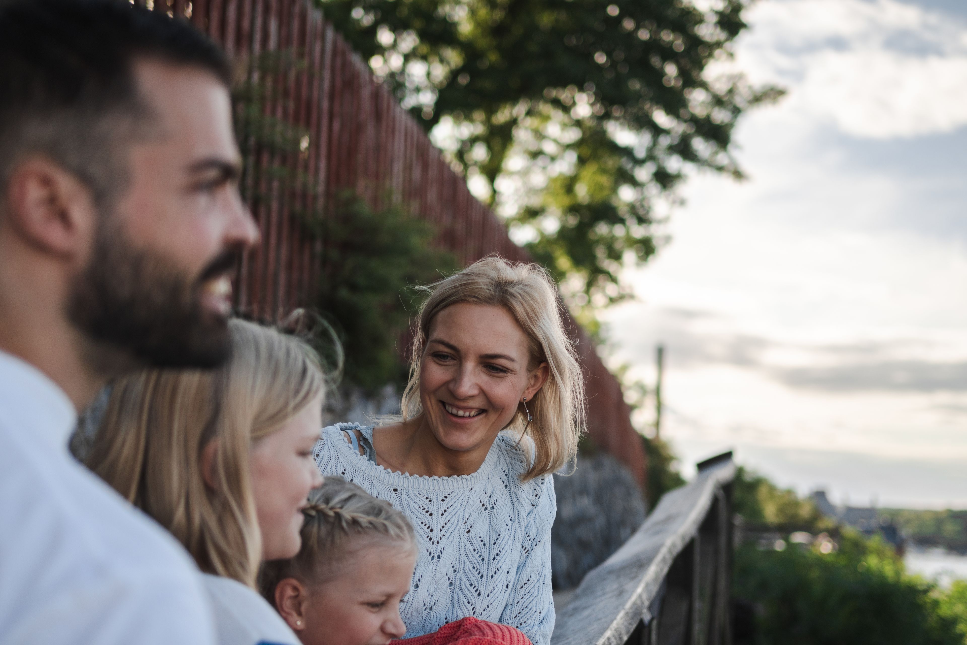 Foto på familj som ser ut över vattnet