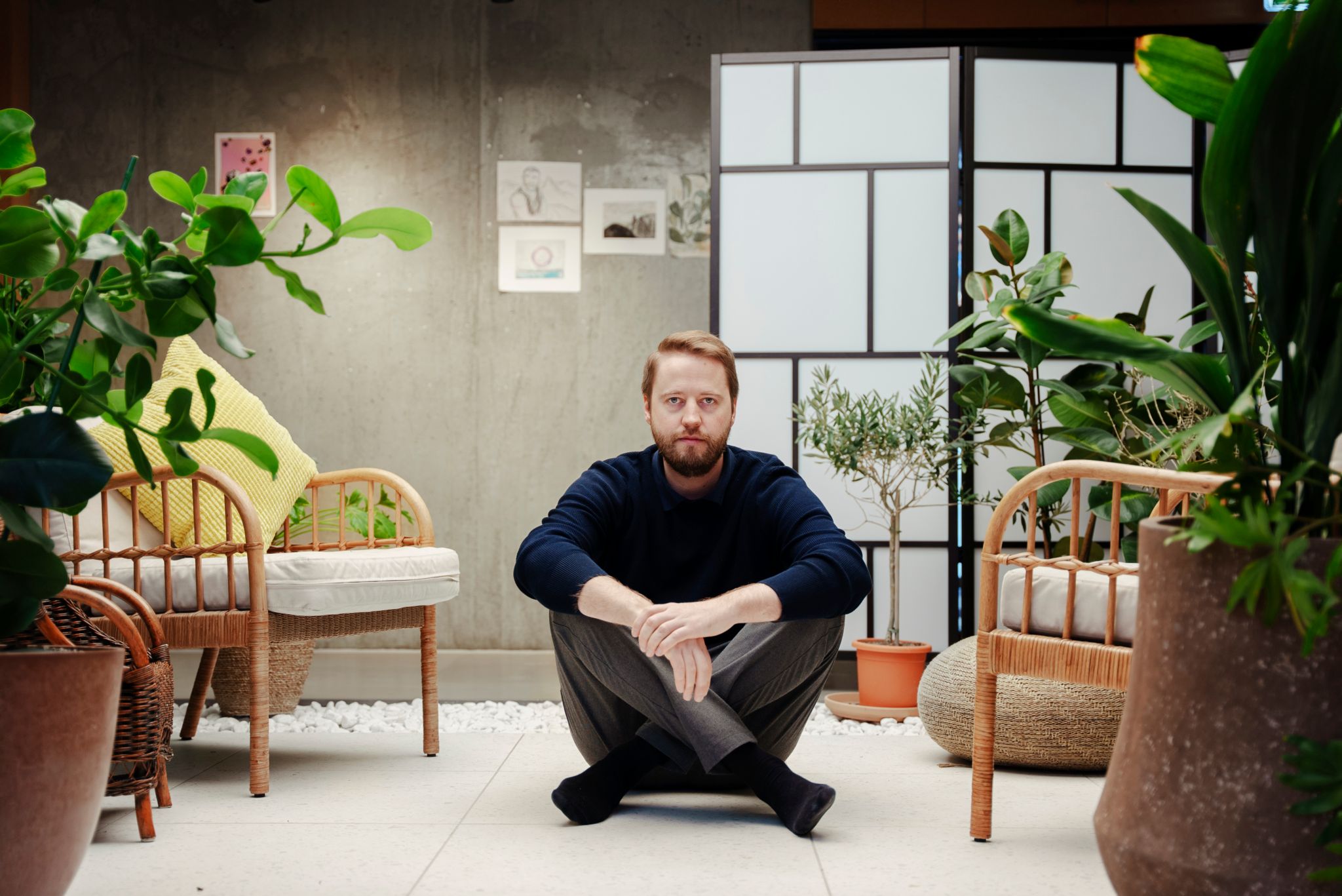 Daglig leder i OBOS Living Lab, Ingemund Skålnes, sitter på gulvet i innendørshagen i labben