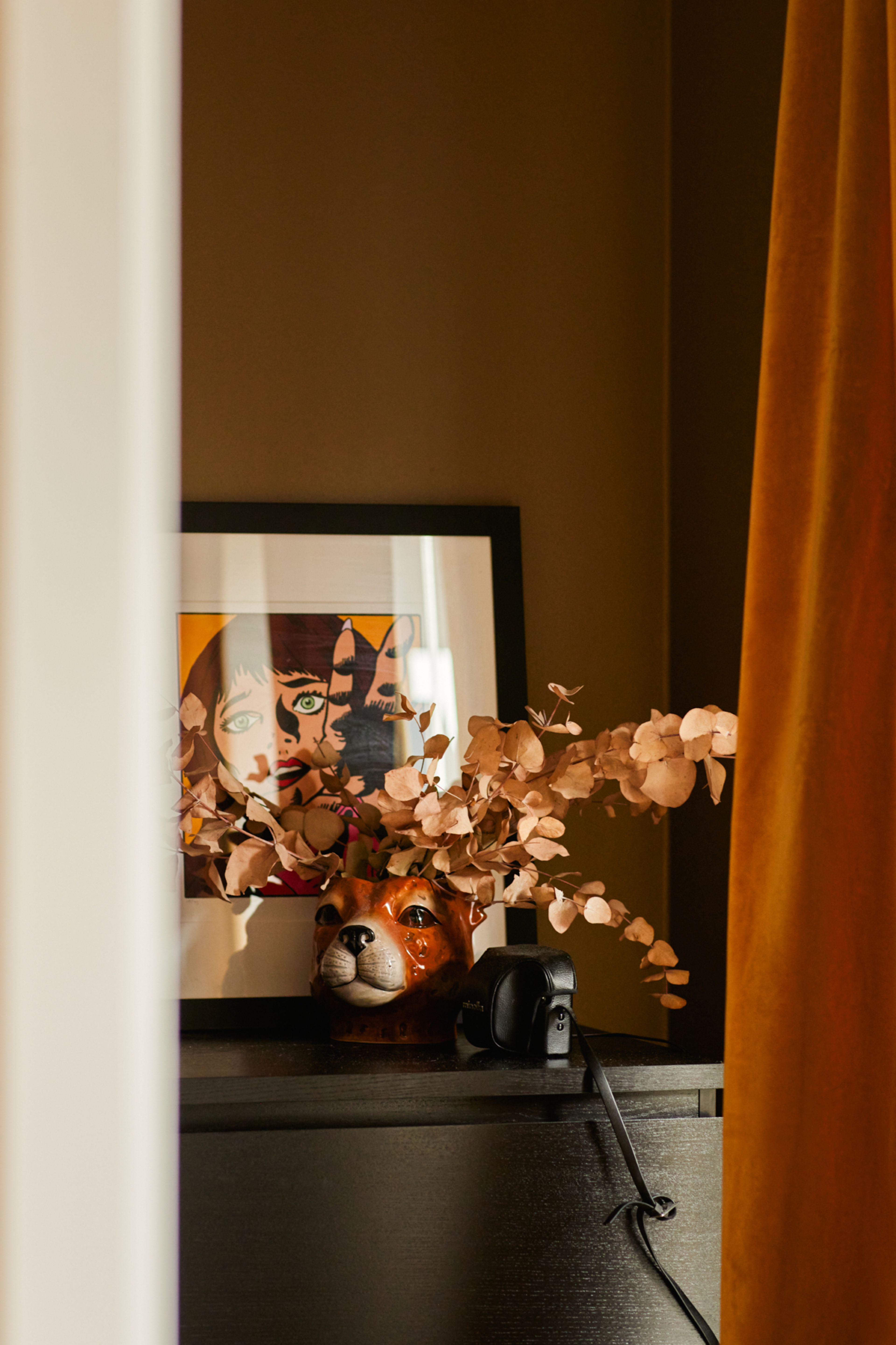 Et bilde av en kommode og en illustrasjon.