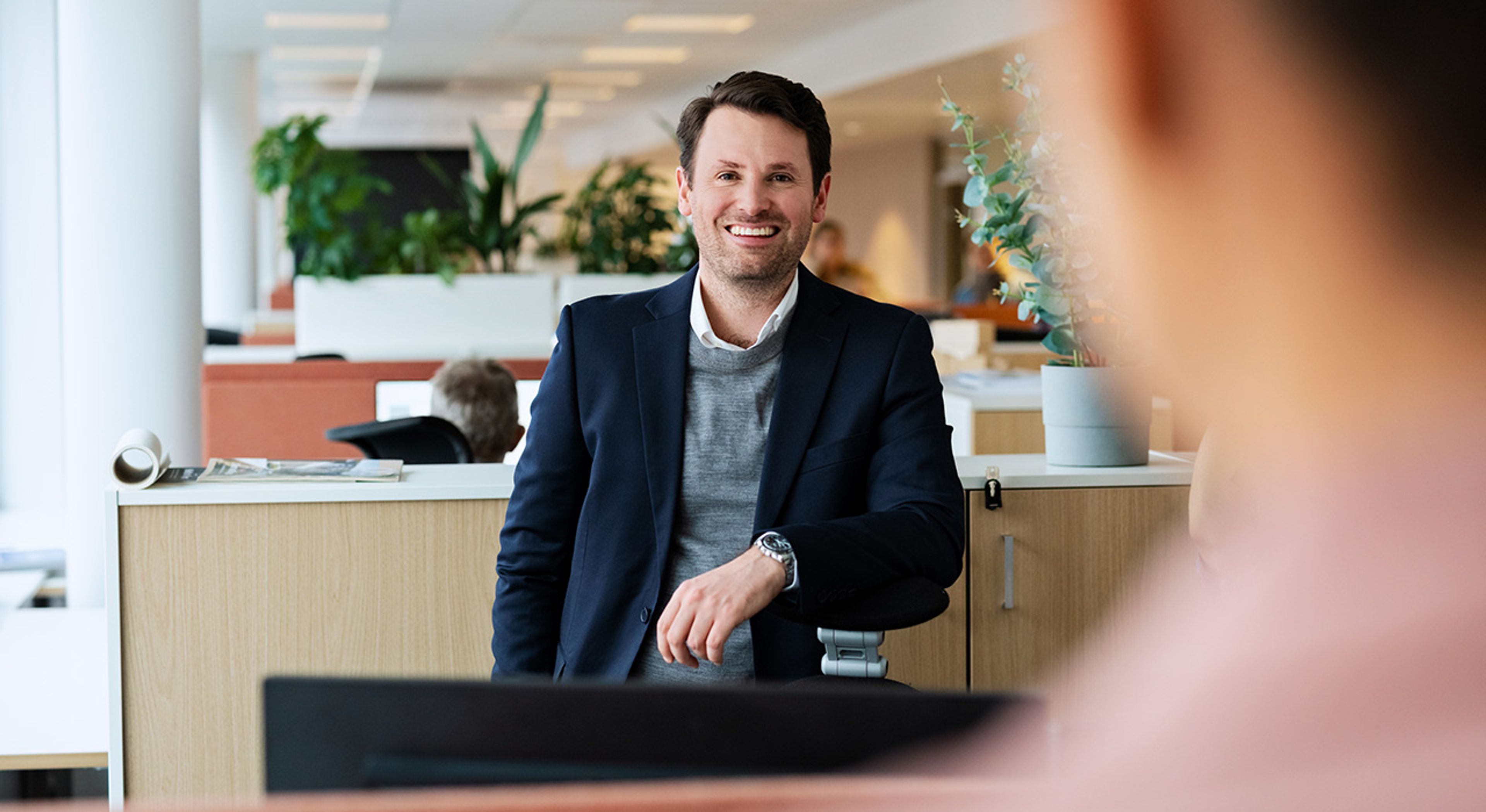 Smilende OBOS-ansatt på kontoret.