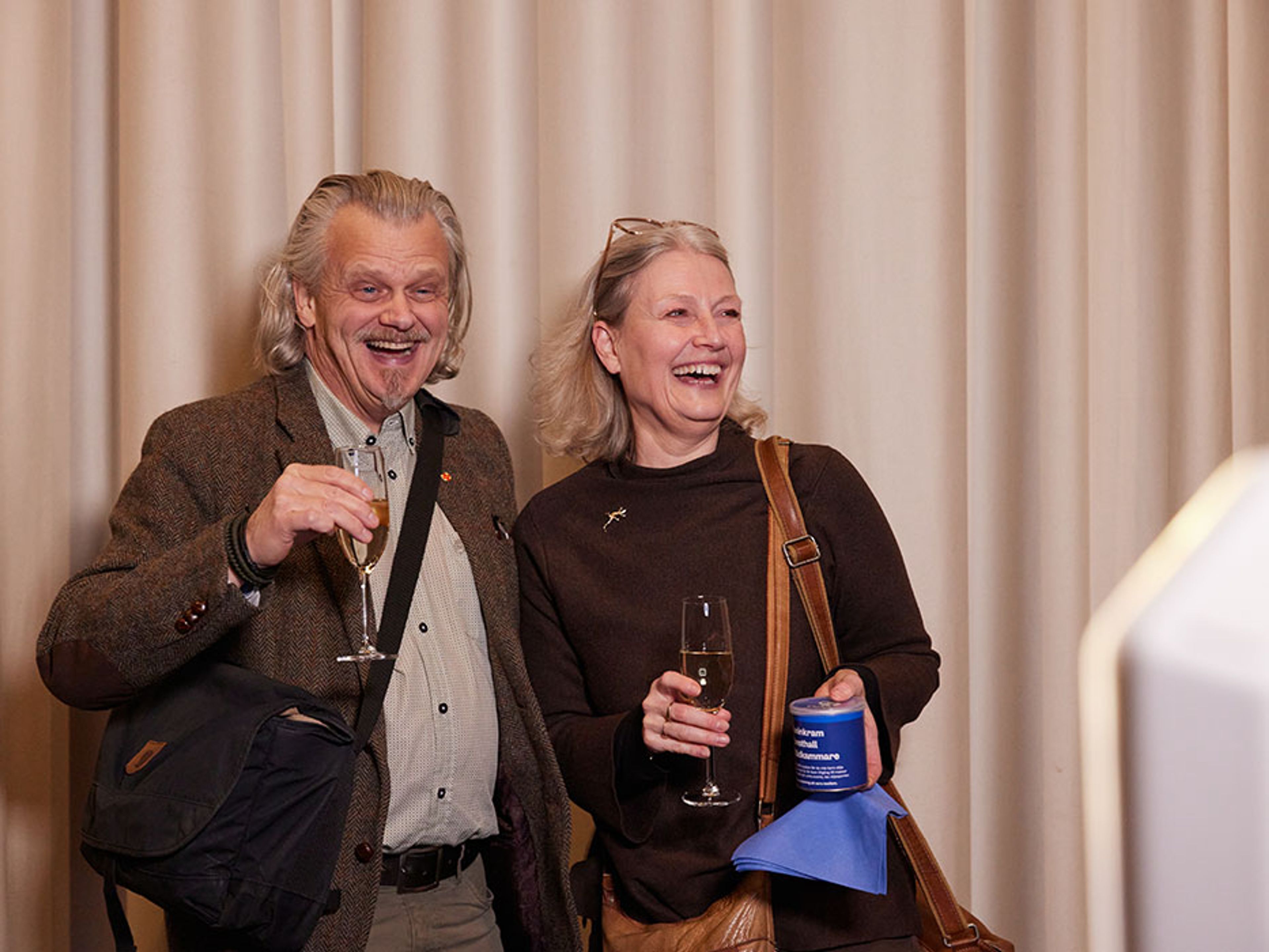 Medlemmar som tar bild i fotoautomat