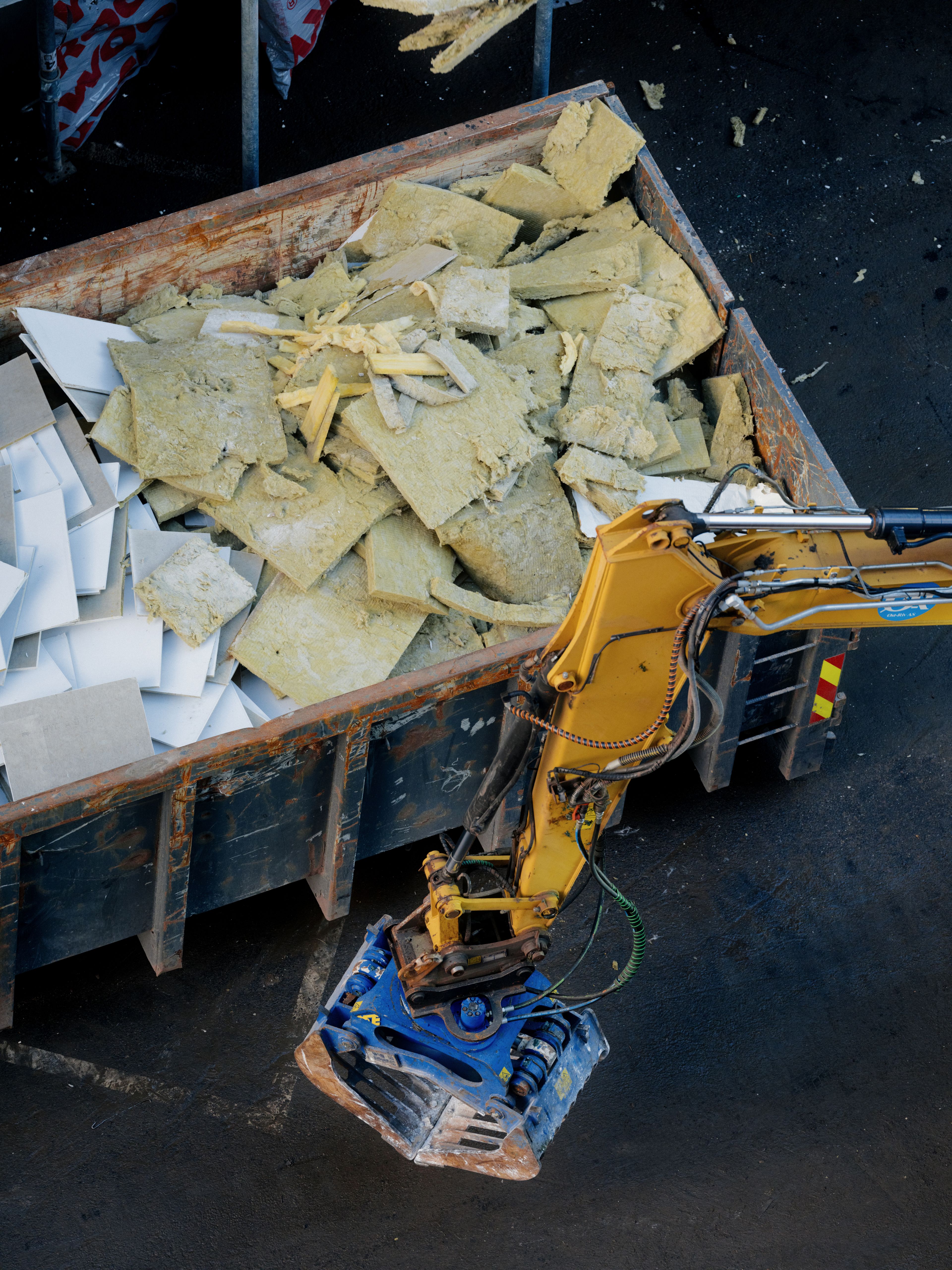 Foto av en container fylt med byggeavfall.