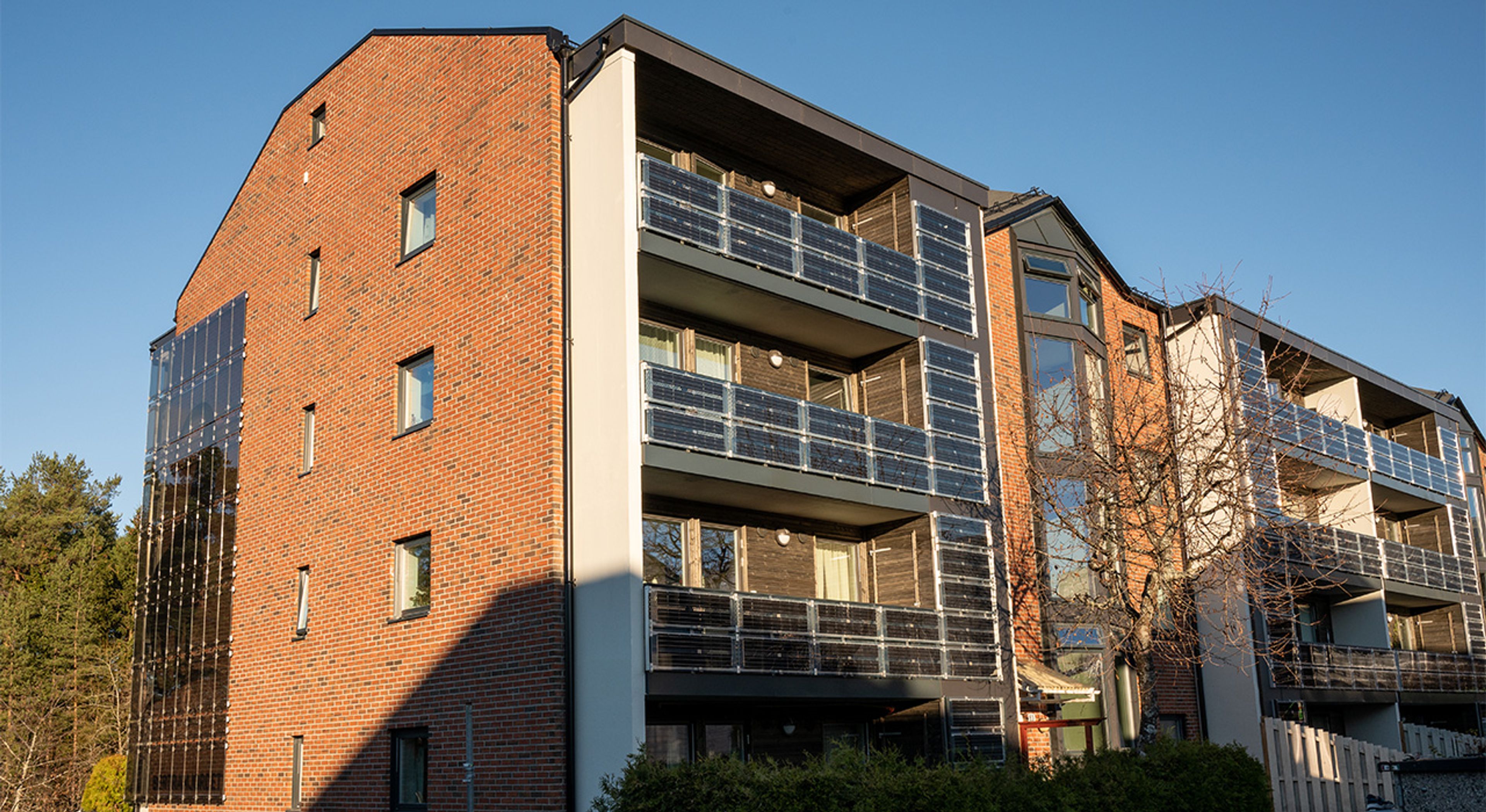 Solceller på fasaden på en boligblokk.