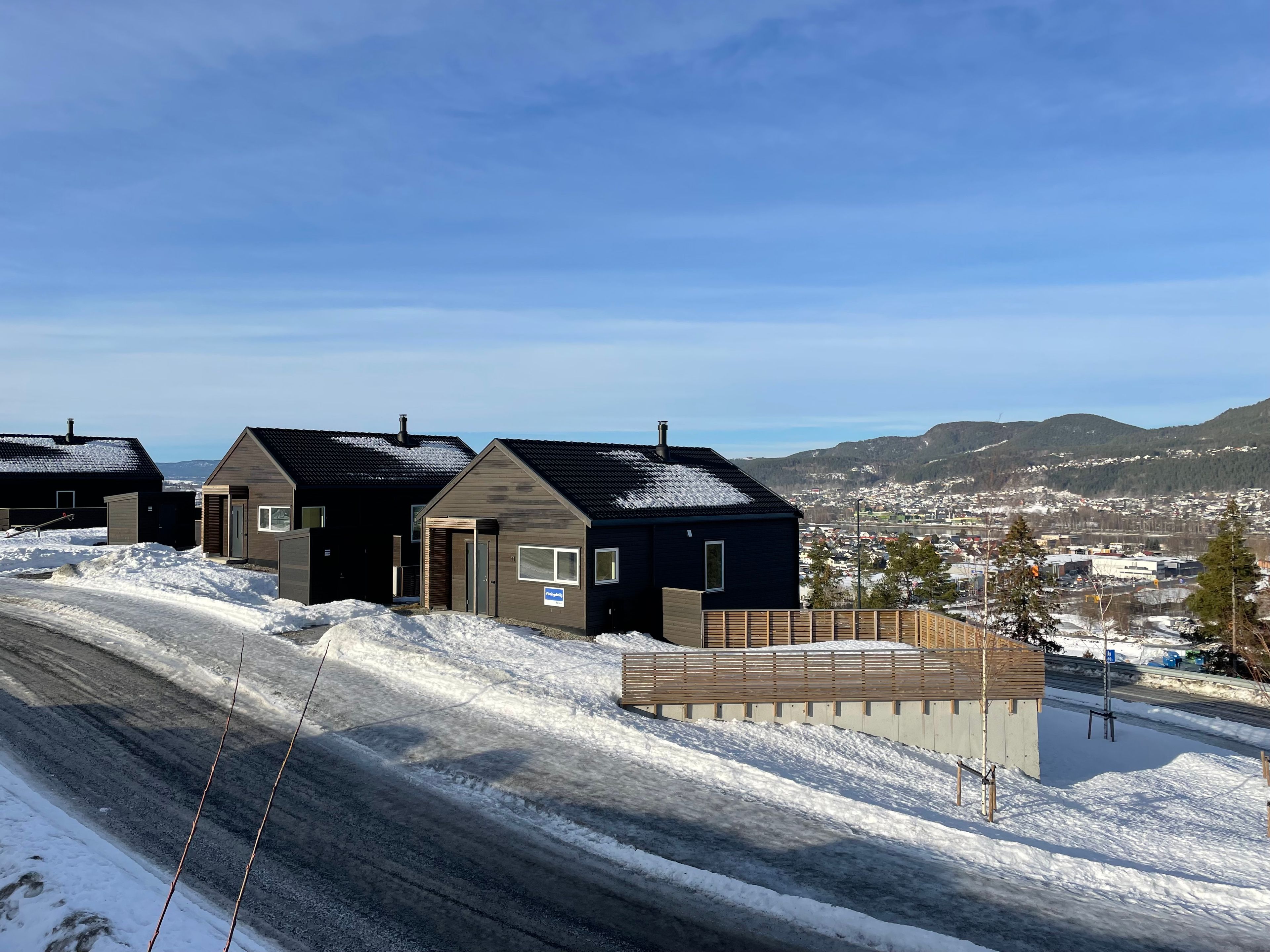 Foto av fasade på eneboliger i Hvitveisbakken