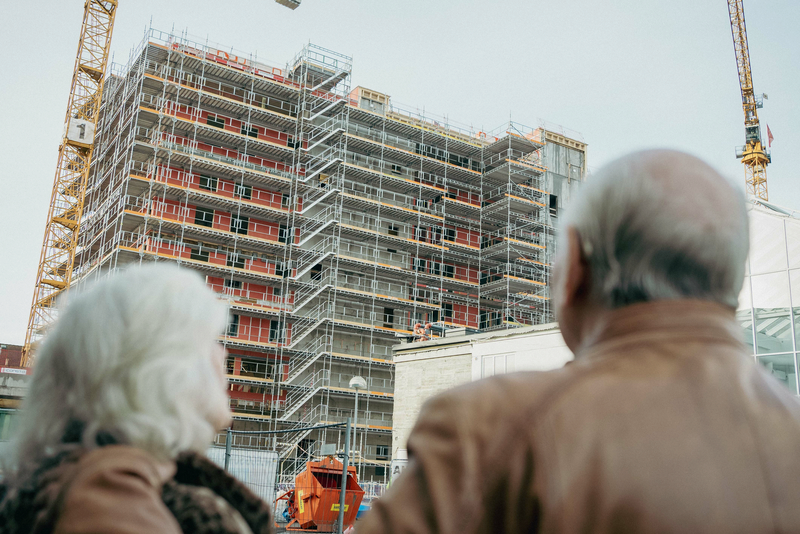 Bakhodene til Svein og Unni som ser mot det uferdige bygget til Bølgelengden