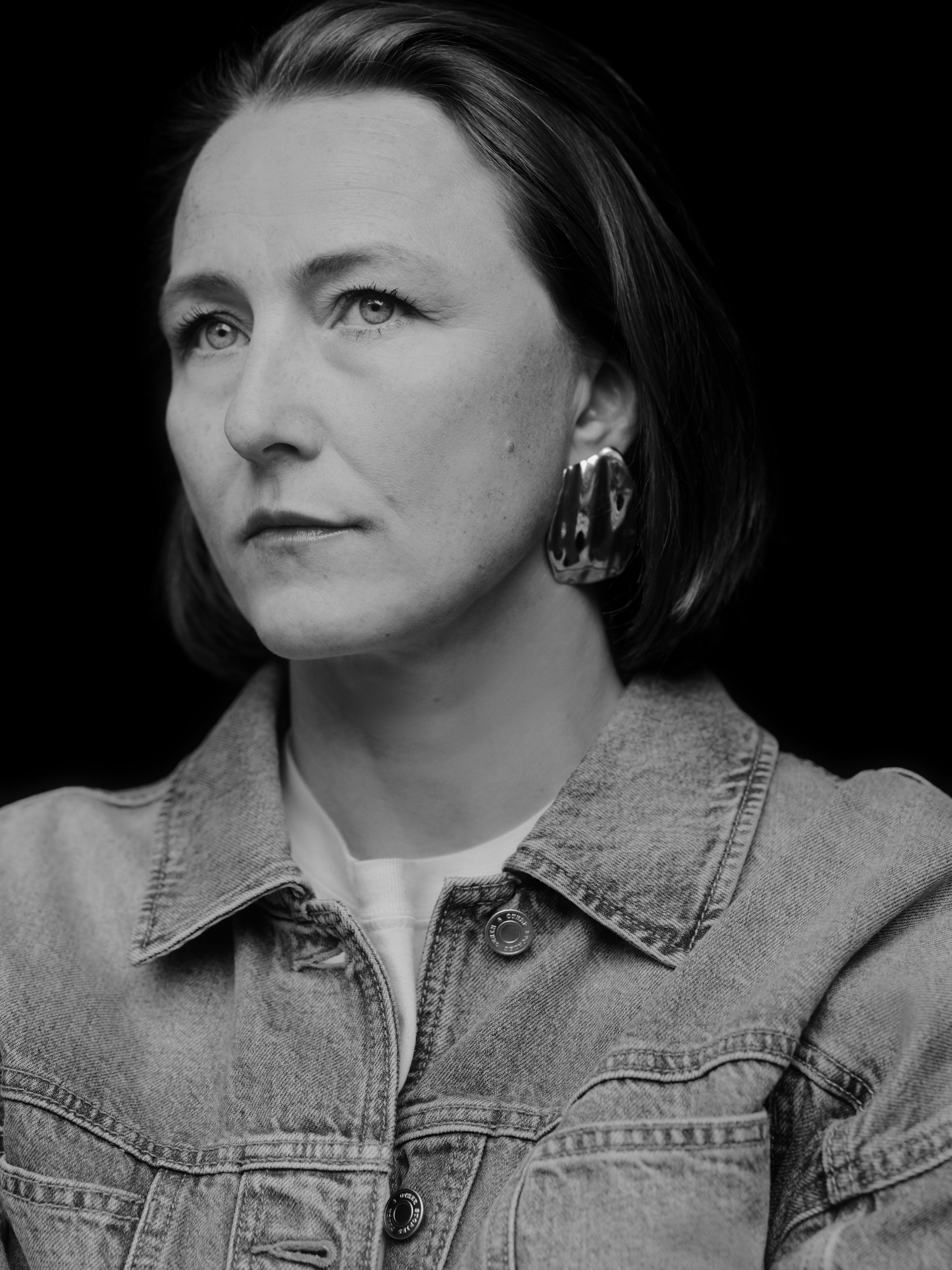 Cathrine ser alvorlig ut i luften.