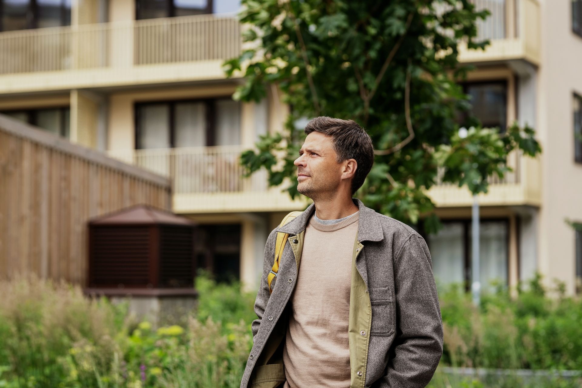 En mann som er ute og går i en bakgård