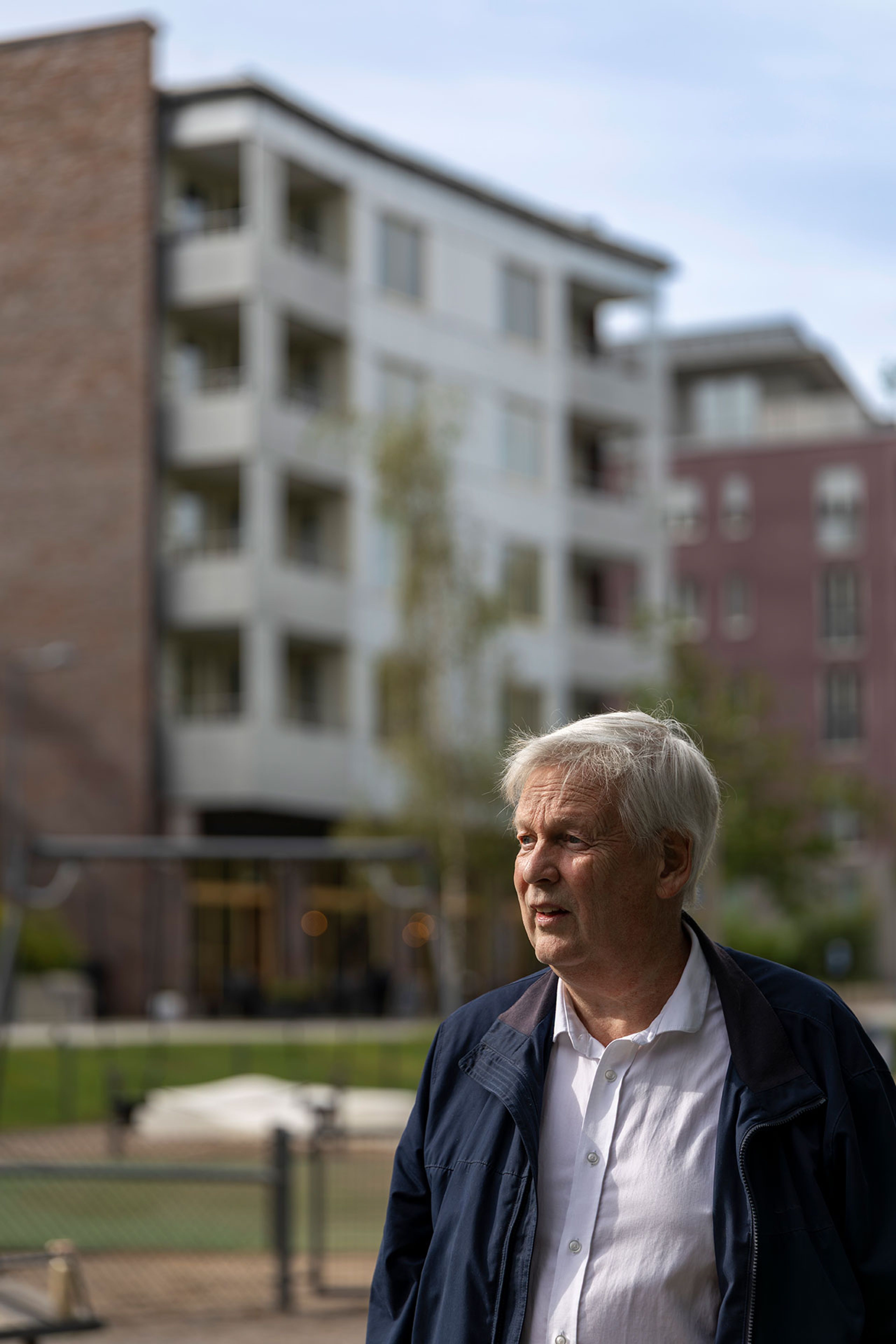 Mikael går i ett bostadsområde