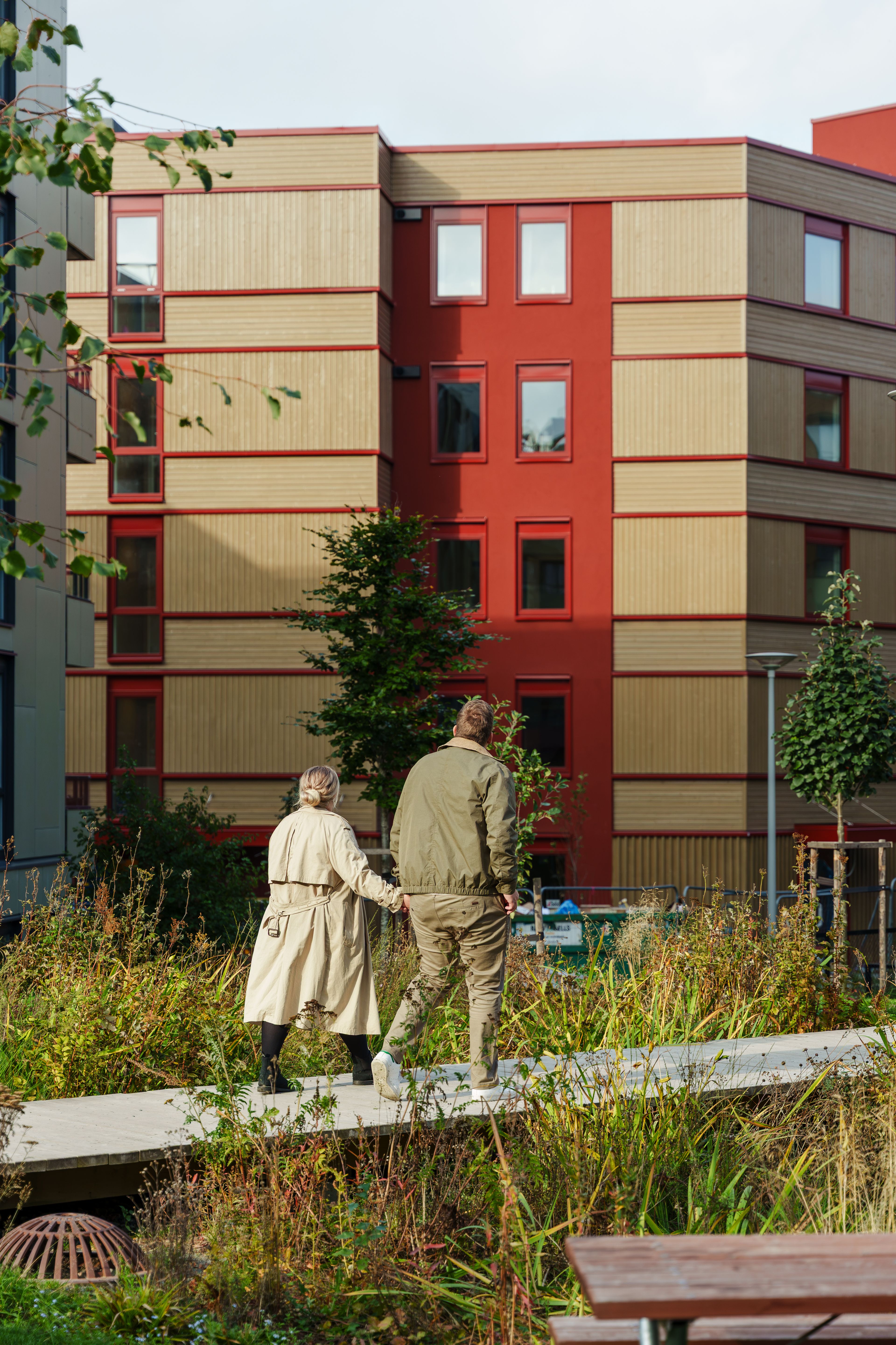 Paret går hånd i hånd foran Ensjøkroken borettslag. 