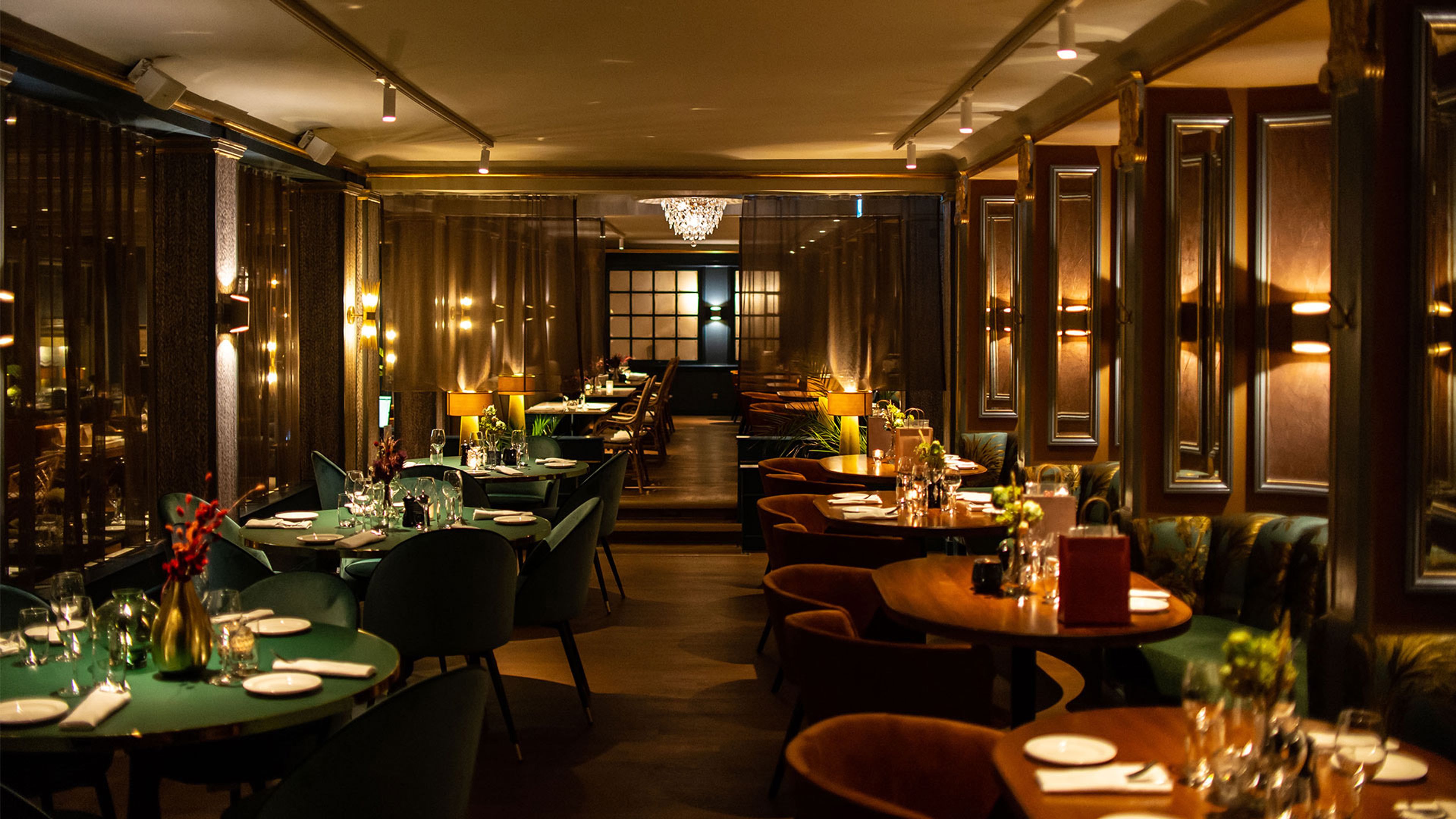 Hasselbacken restaurant. Du ser spisebord som er dekket på til middag.