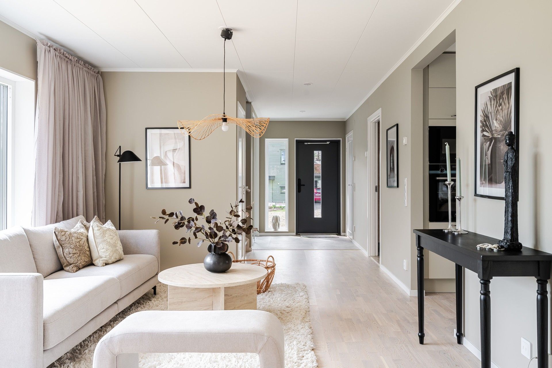 Foto på vardagsrum med beige väggar och soffgrupp