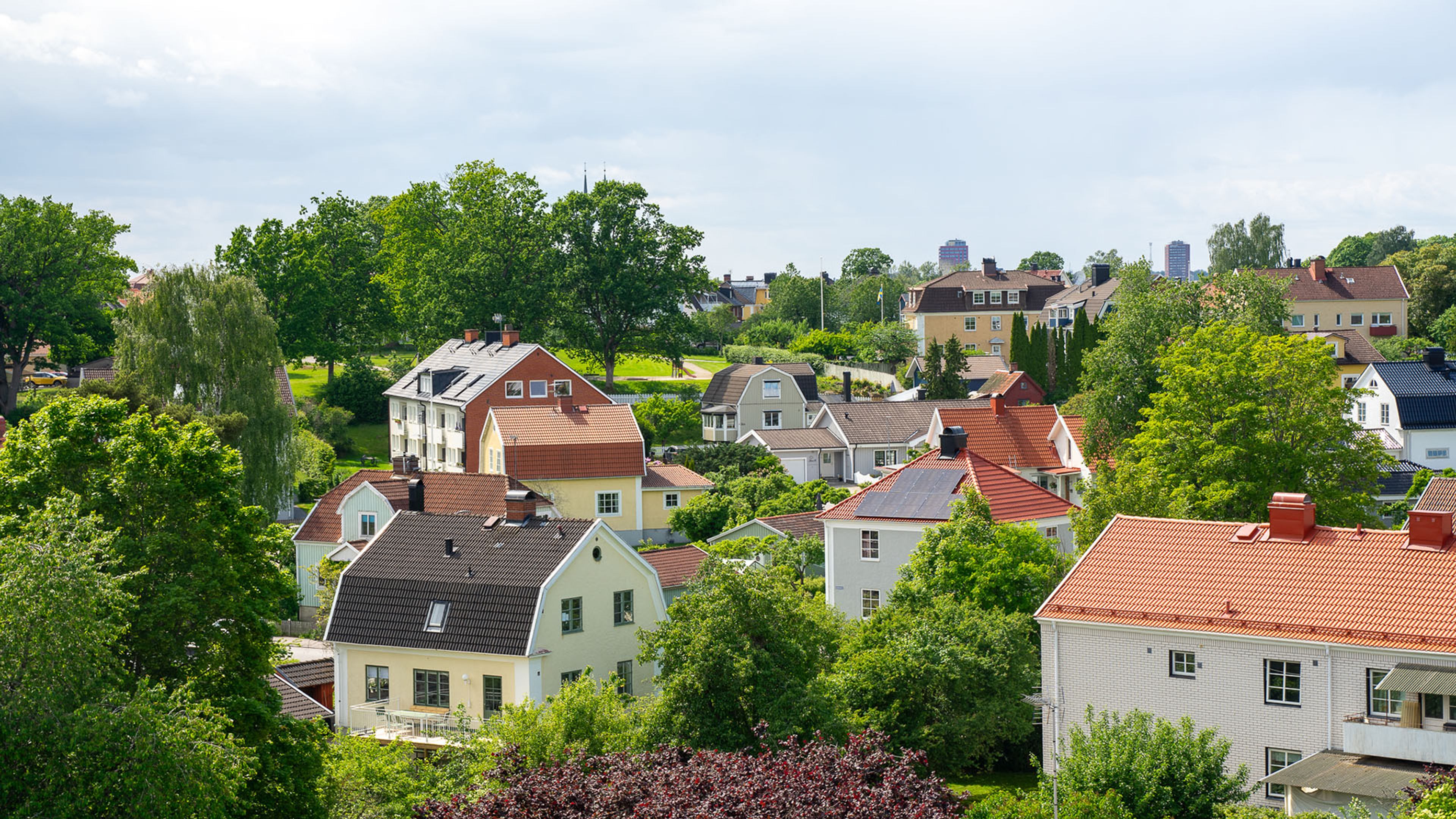 Utsiktsbild på omkringliggande byggnader och grönområden