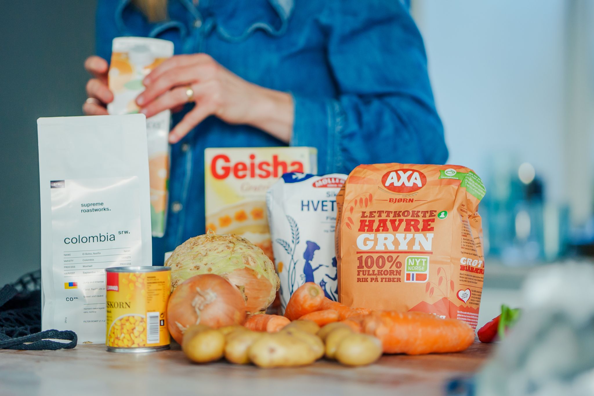 Foto av diverse matvarer på kjøkkenbenken hjemme hos Kjersti Grønseth.