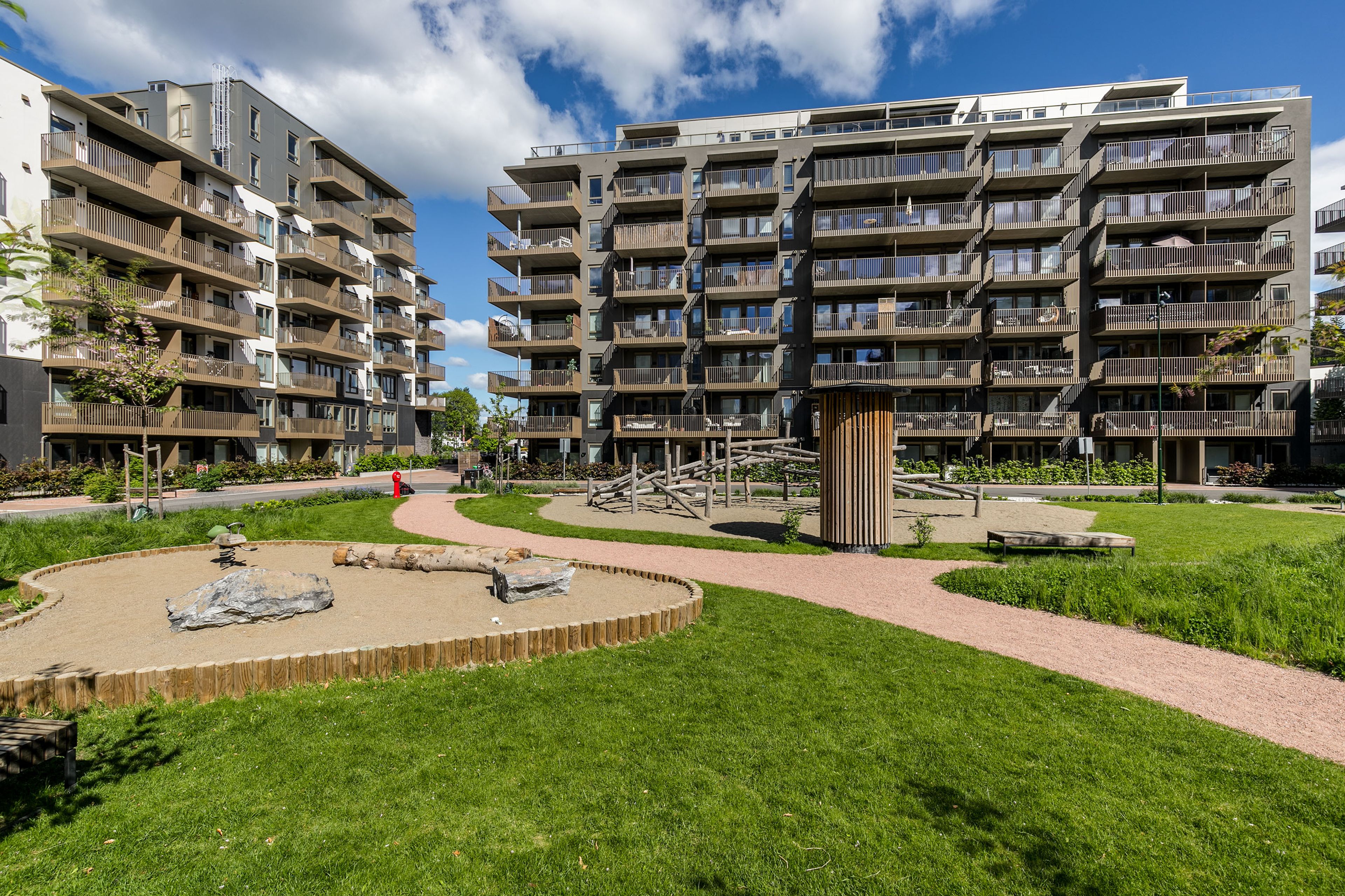 Park- og lekeområde mellom husene på MIDT.
