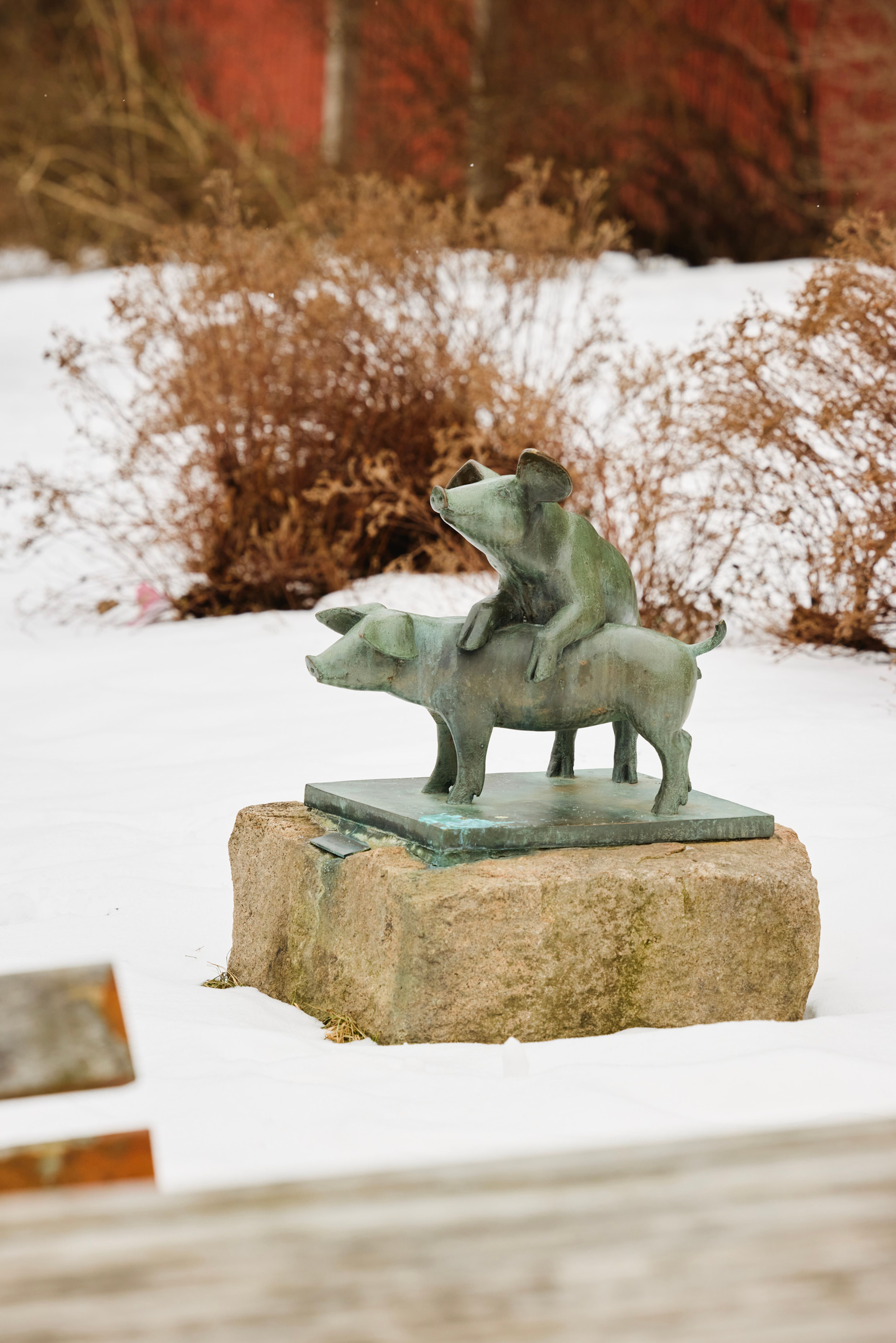 Uteområde med skulptur ved boligblokkene på Etterstad