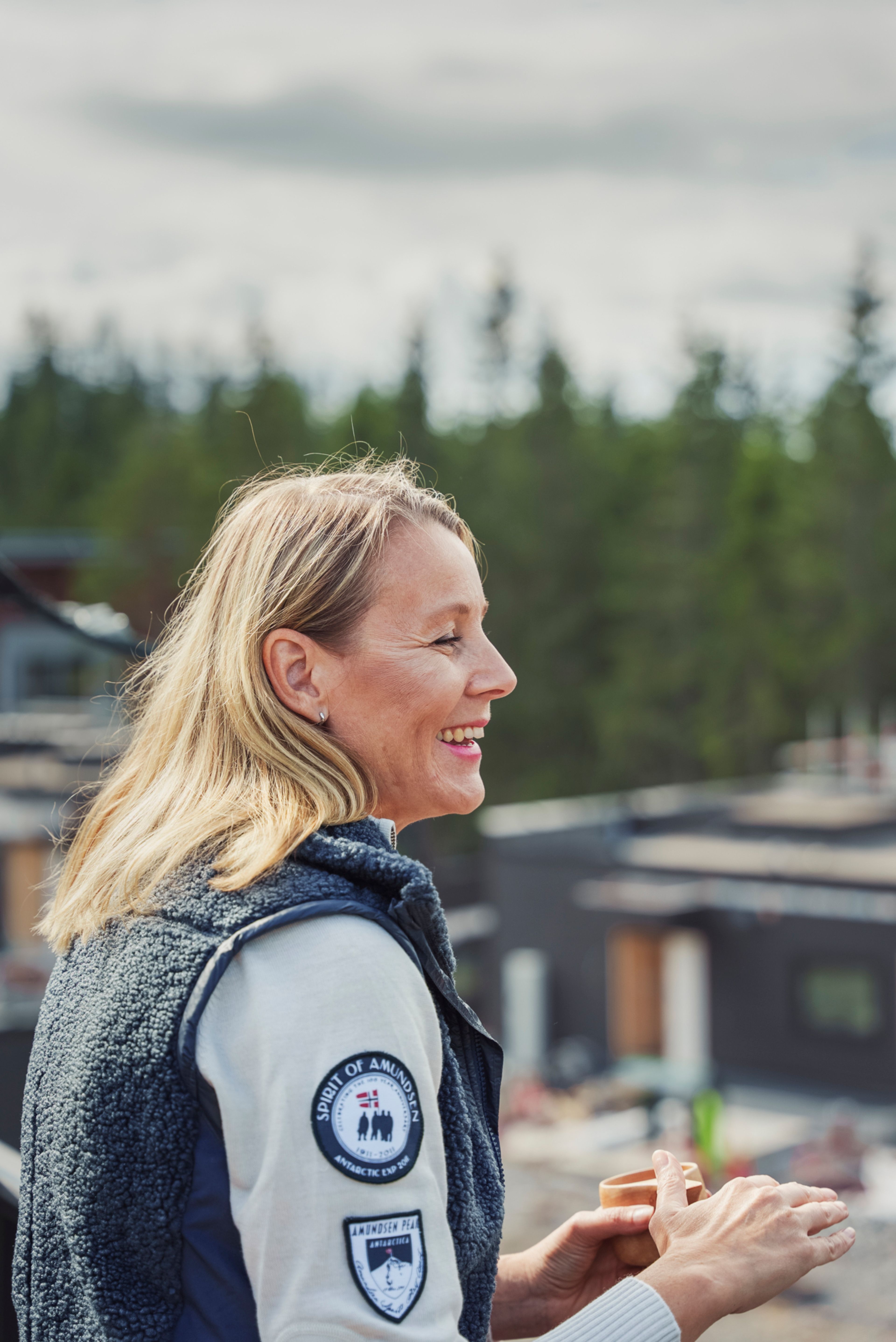 Arkitekt Nina Kindt ser ut mot utsikten fra balkongen