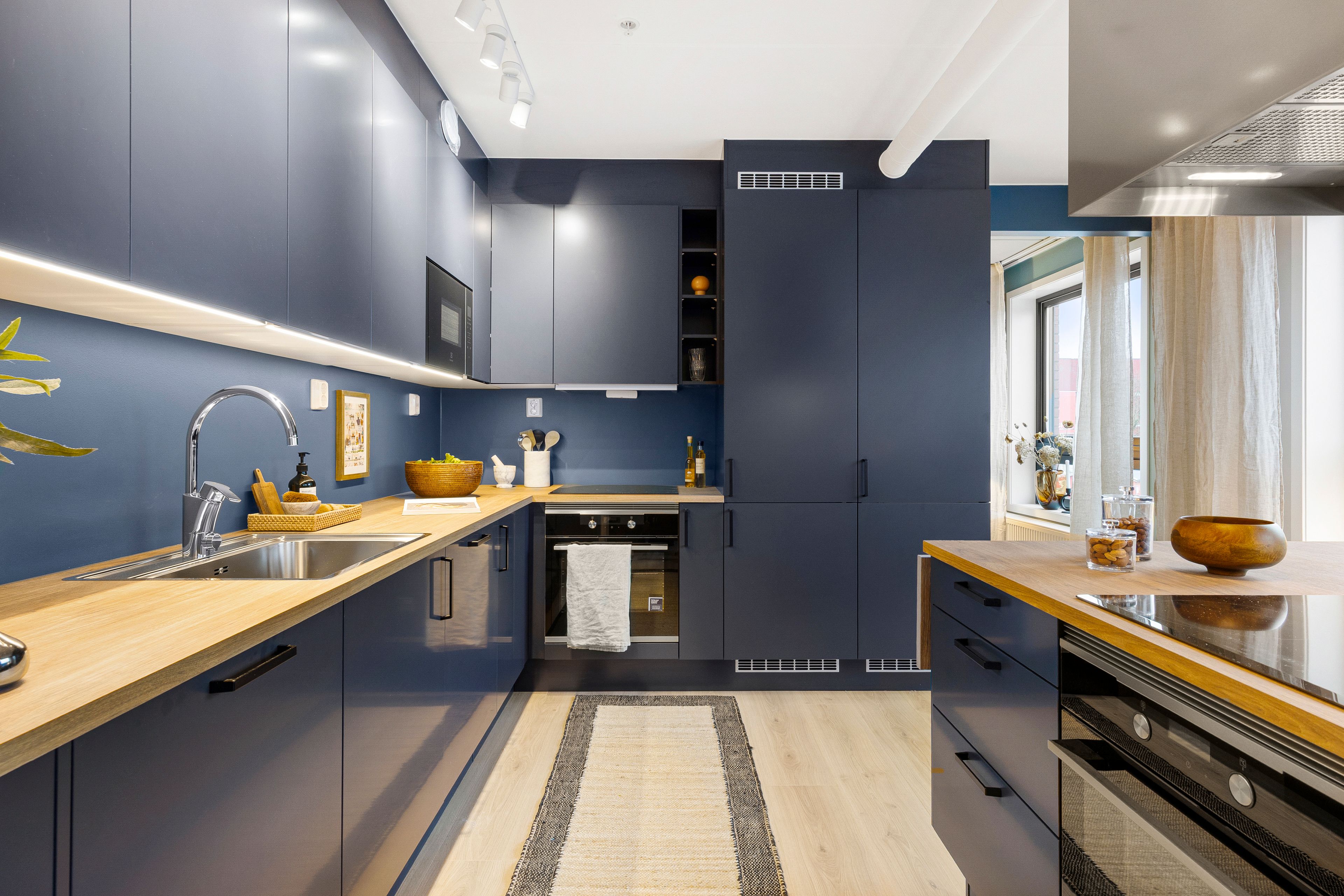 Kjøkken med kjøkkenbenk og kjøkkenøy