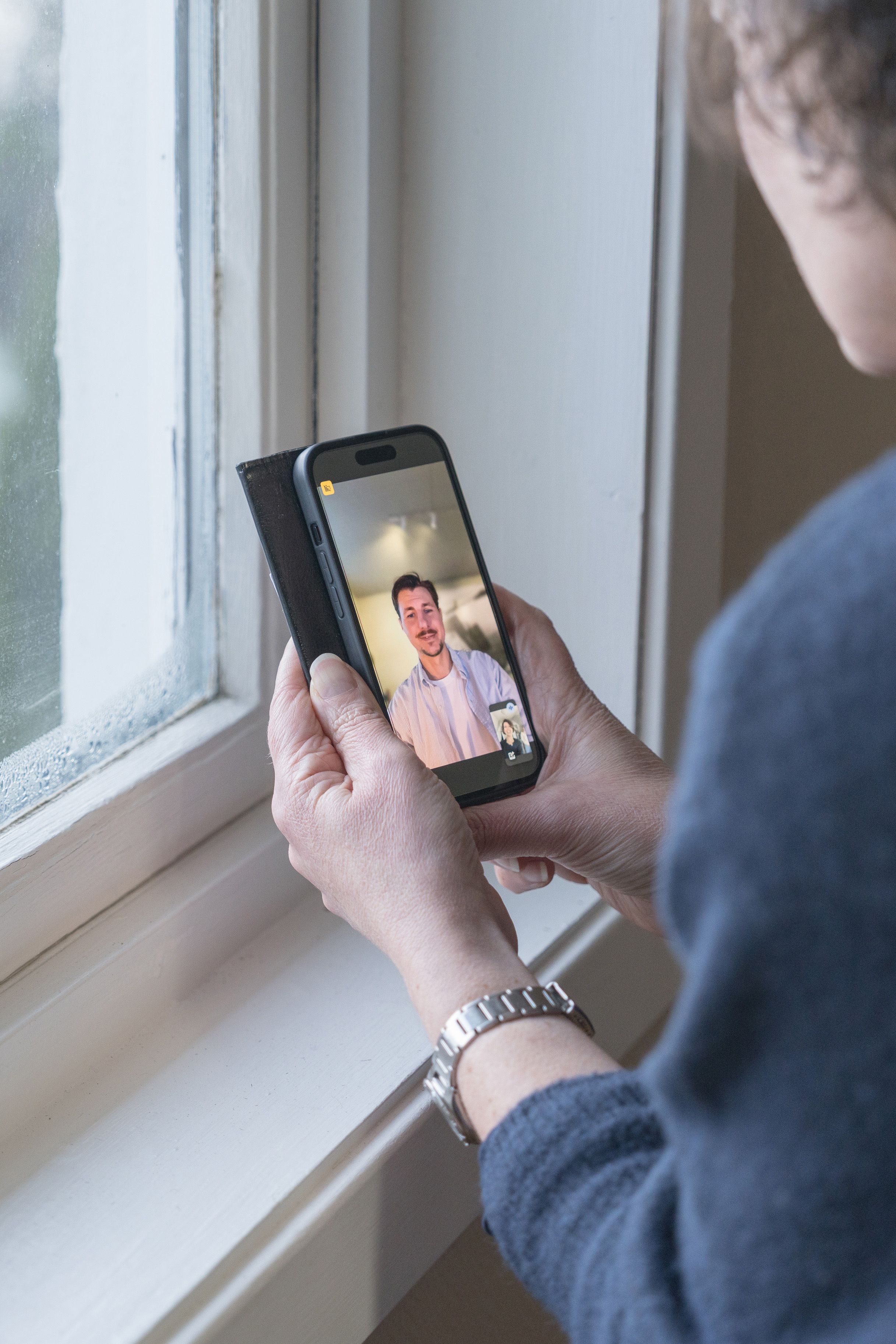 Marion Vik i videosamtale med Stian Fjeld i Eeffy, ser på kondens i vindu.