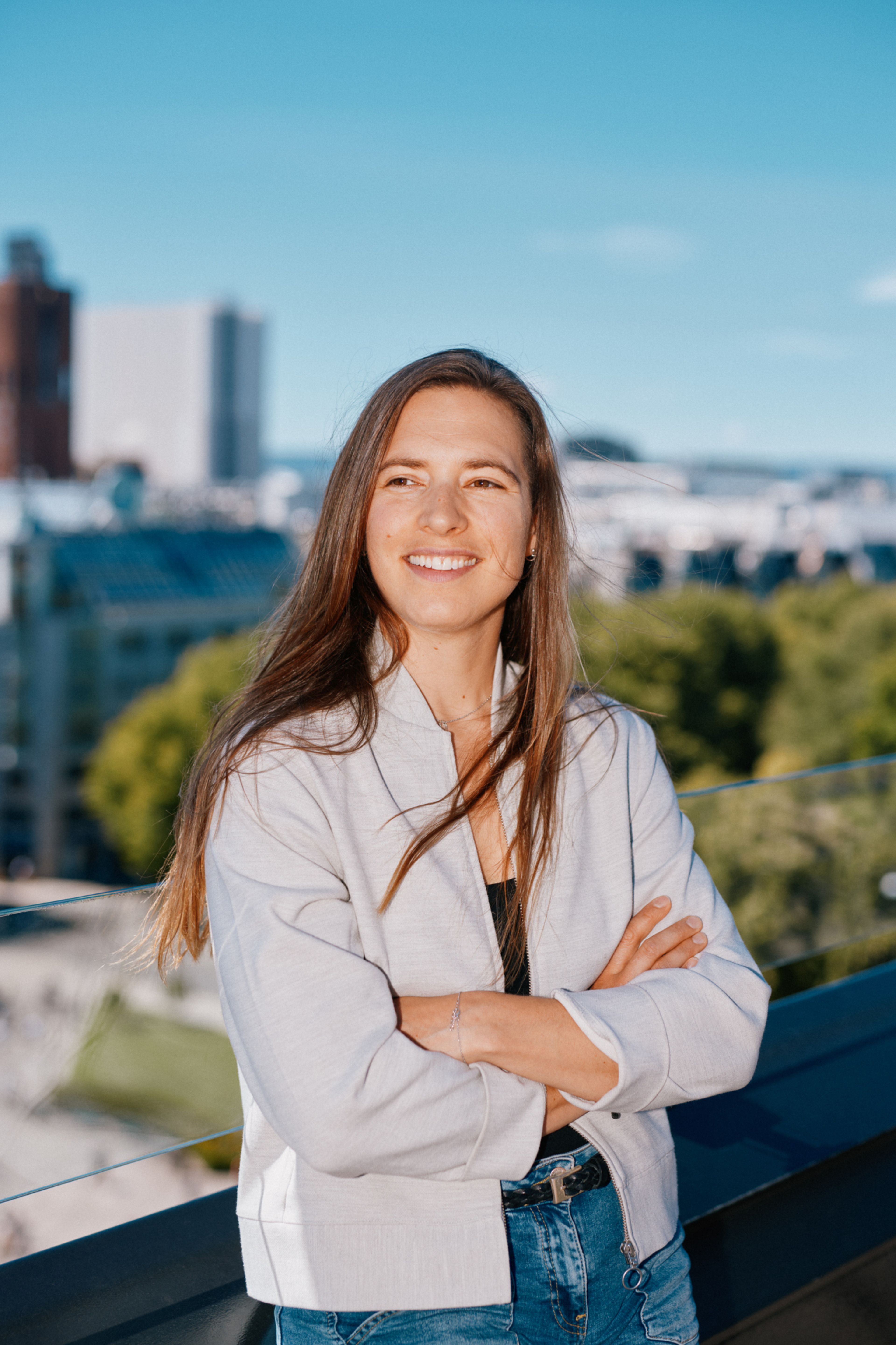 Inga Strumke står med armene i kors på toppen av et bygg med god utsikt over Oslo.
