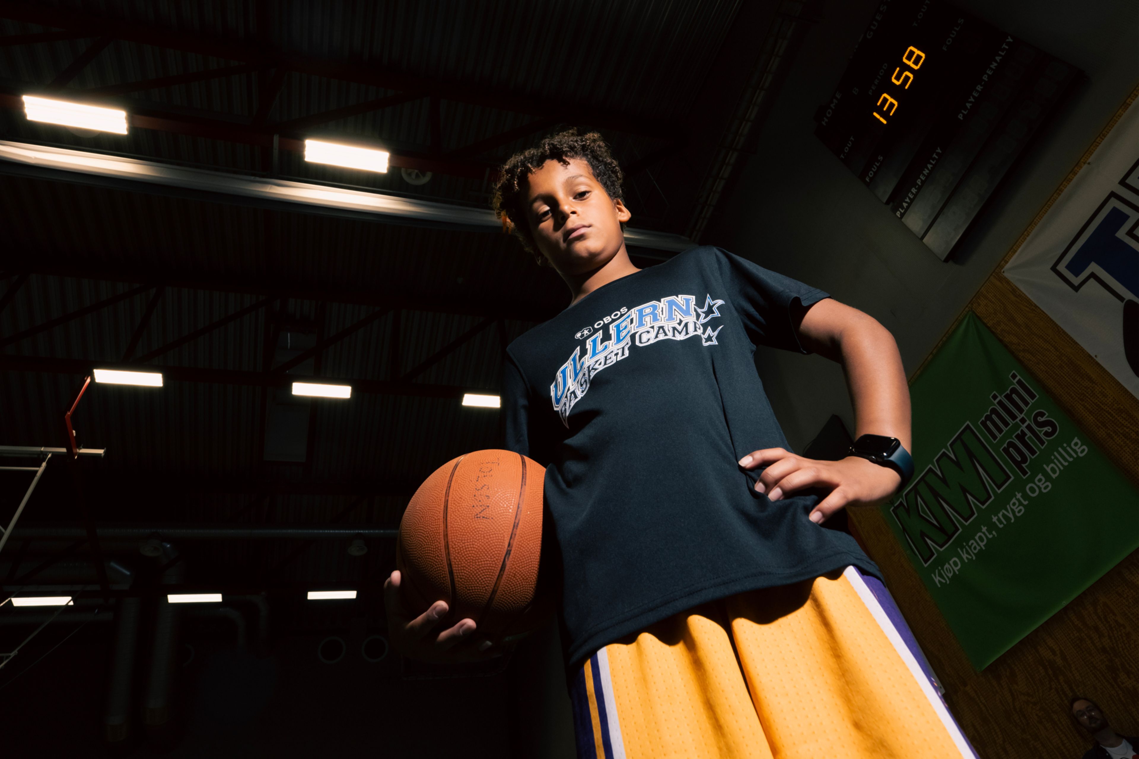 Foto av Leran med treningstøyet på og en basketball under armen.