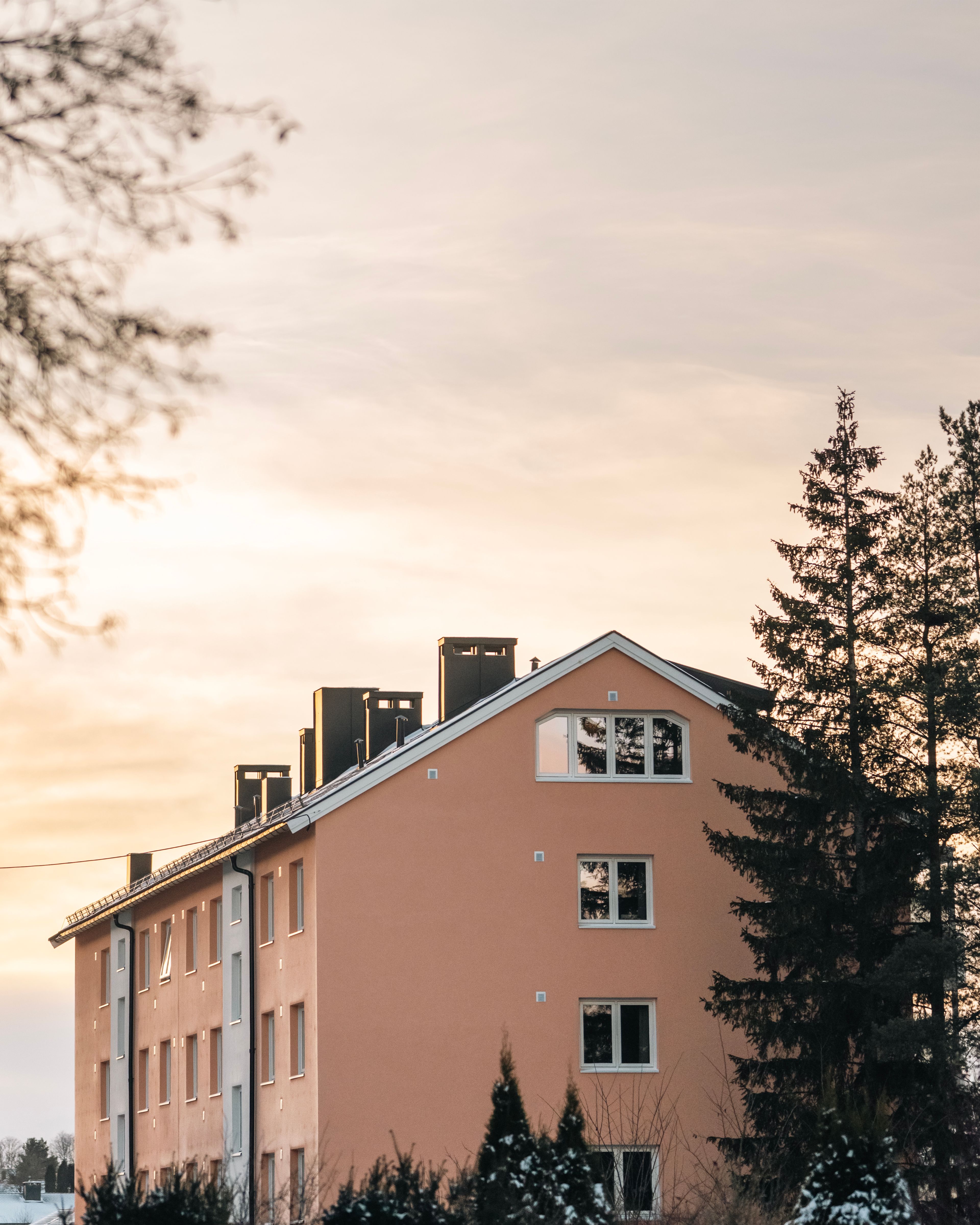 Foto av fasaden til en av blokkene i Myren borettslag.