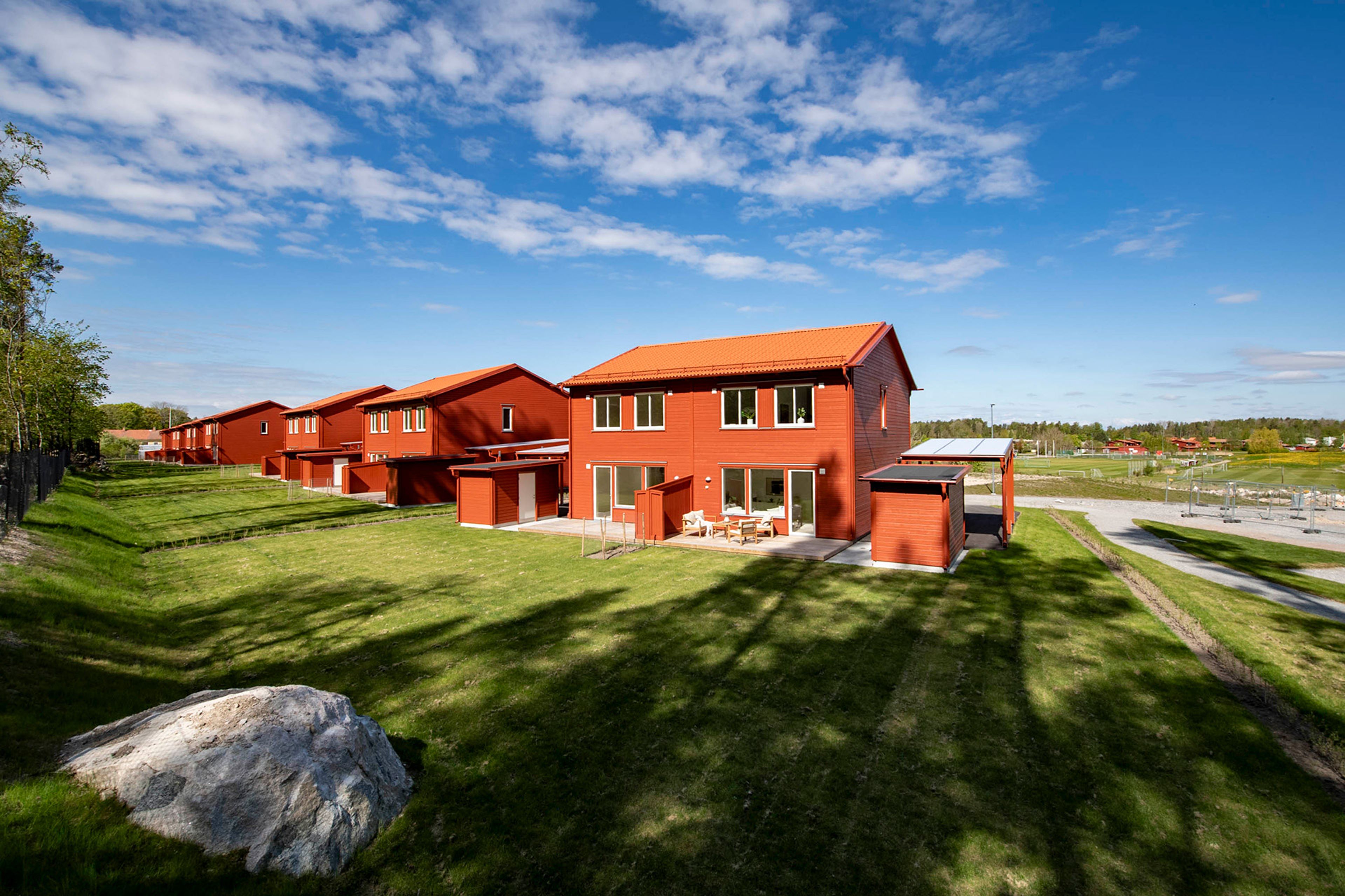 Rött parhus med stor trädgård och uteplats