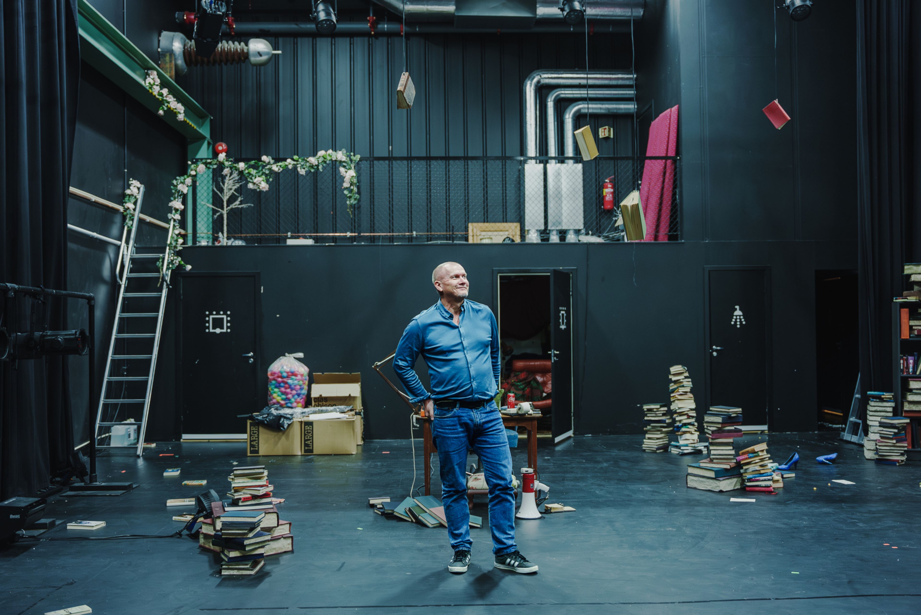 Direktør for Kloden teater Ådne Sekkelseten står på scenen på teateret